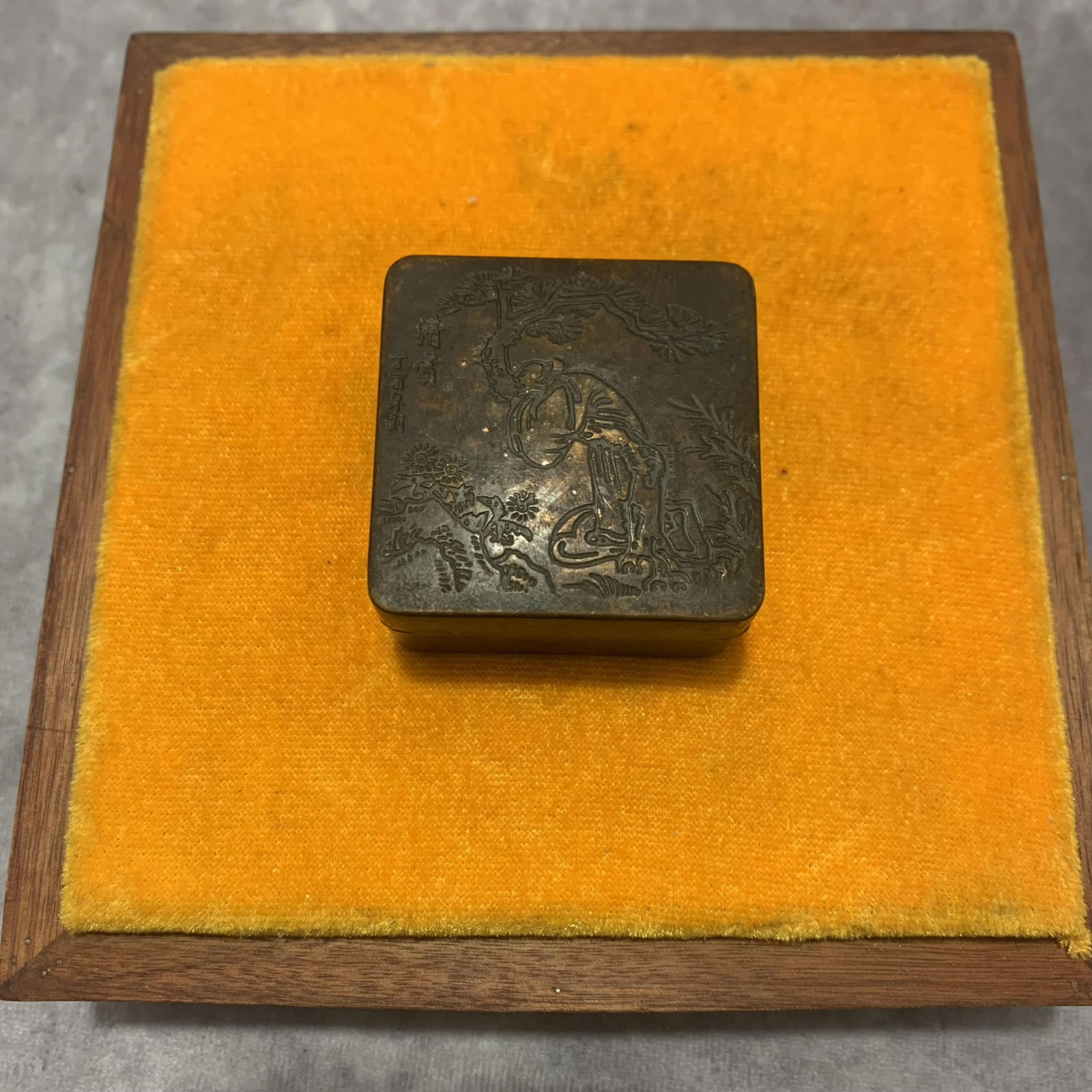 A FINELY CARVED BRONZE INK BOX (1 of 4)