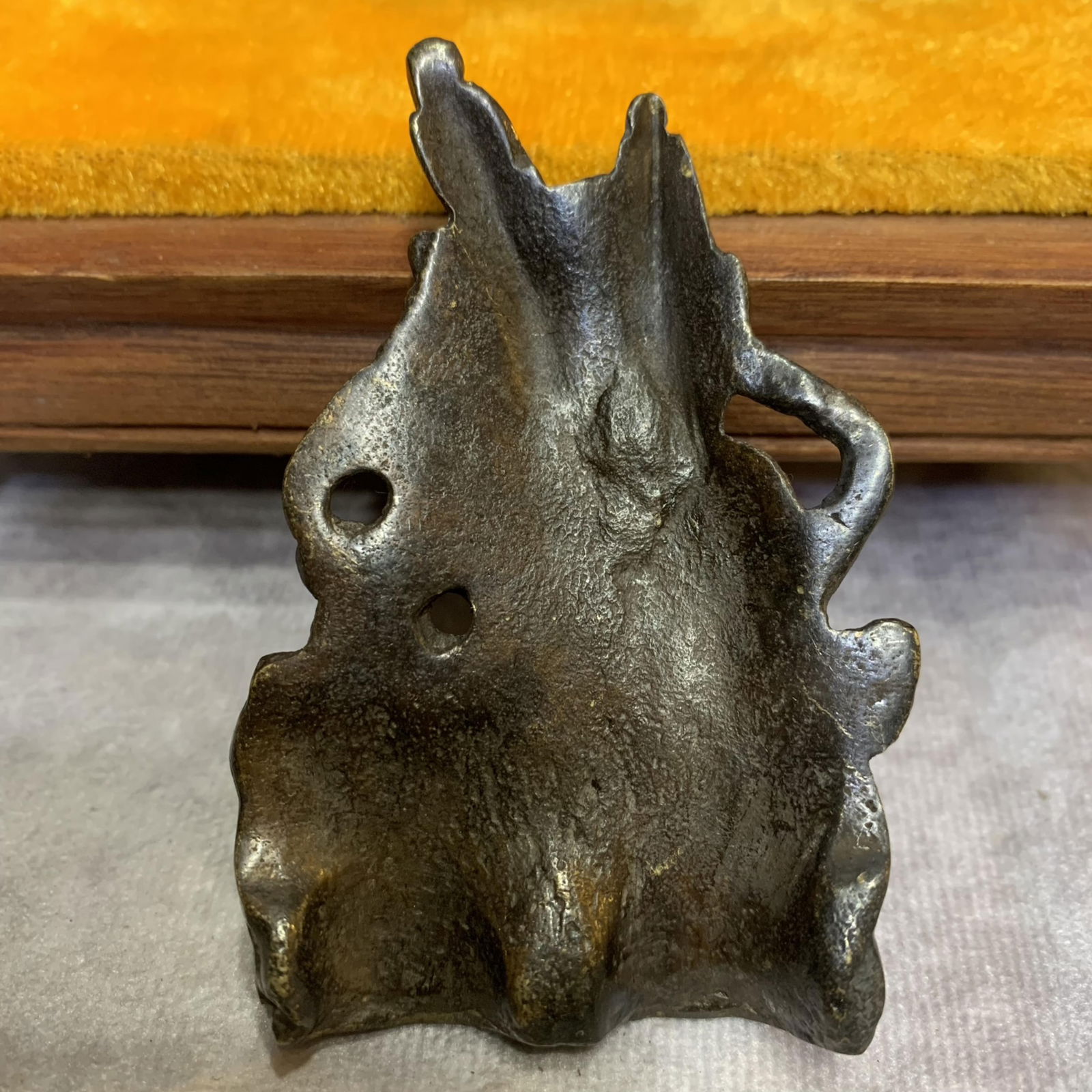 A FINE SMALL BRONZE BUDDHA PENDANT - 2