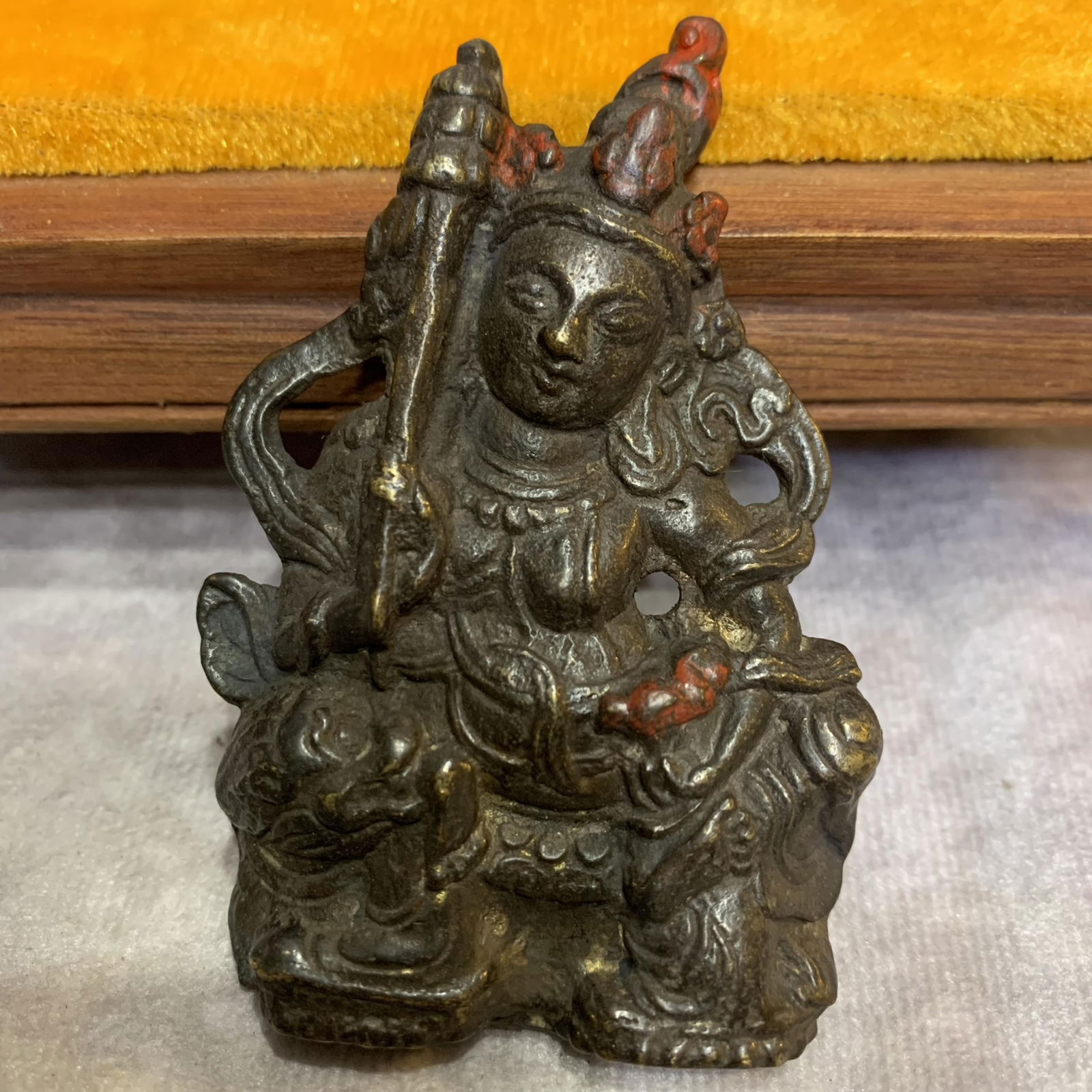 A FINE SMALL BRONZE BUDDHA PENDANT - 3