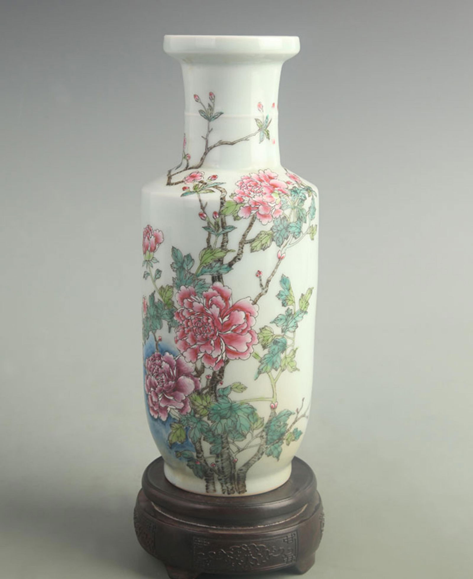 FAMILLE ROSE PEONY FLOWER PORCELAIN VASE: Qing Dynasty Kang Xi Period; High: 10.8 inch; Width: 4.00 inch;