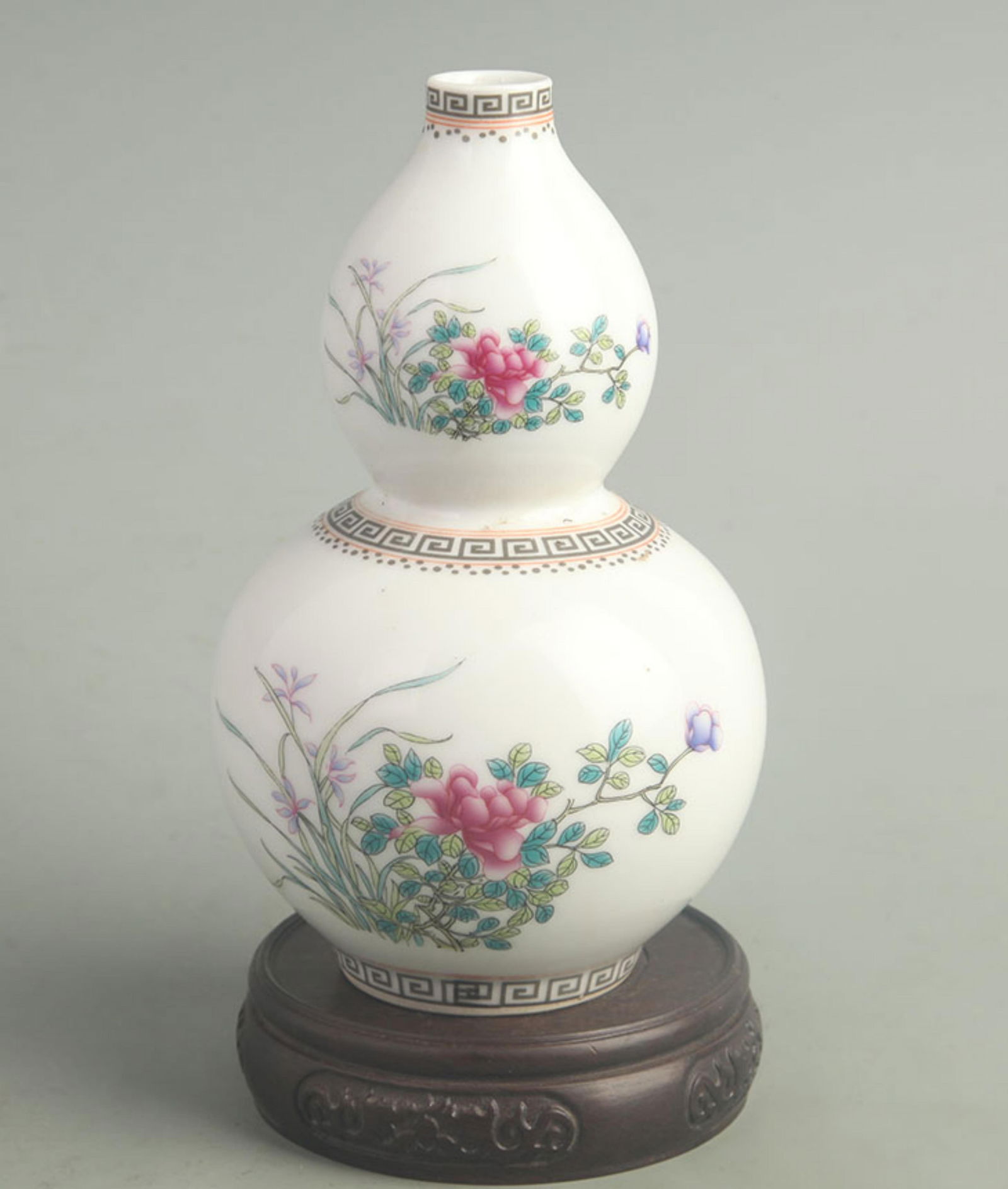 FAMILLE CLOISONNE ENAMEL GOURD-SHAPED VASE WITH FLOWER PATTERN: Qing Dynasty Yong Zheng Period; High: 6.50 inch; Width: 3.70 inch;