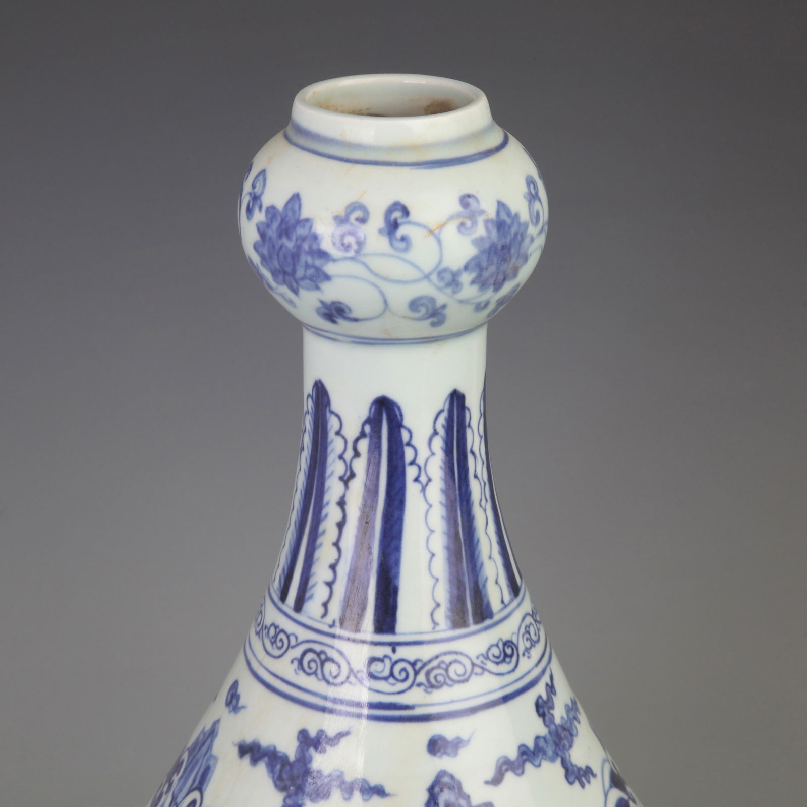 BLUE AND WHITE GARLIC-SHAPED VASE WITH PINE TREE PATTERN - 2