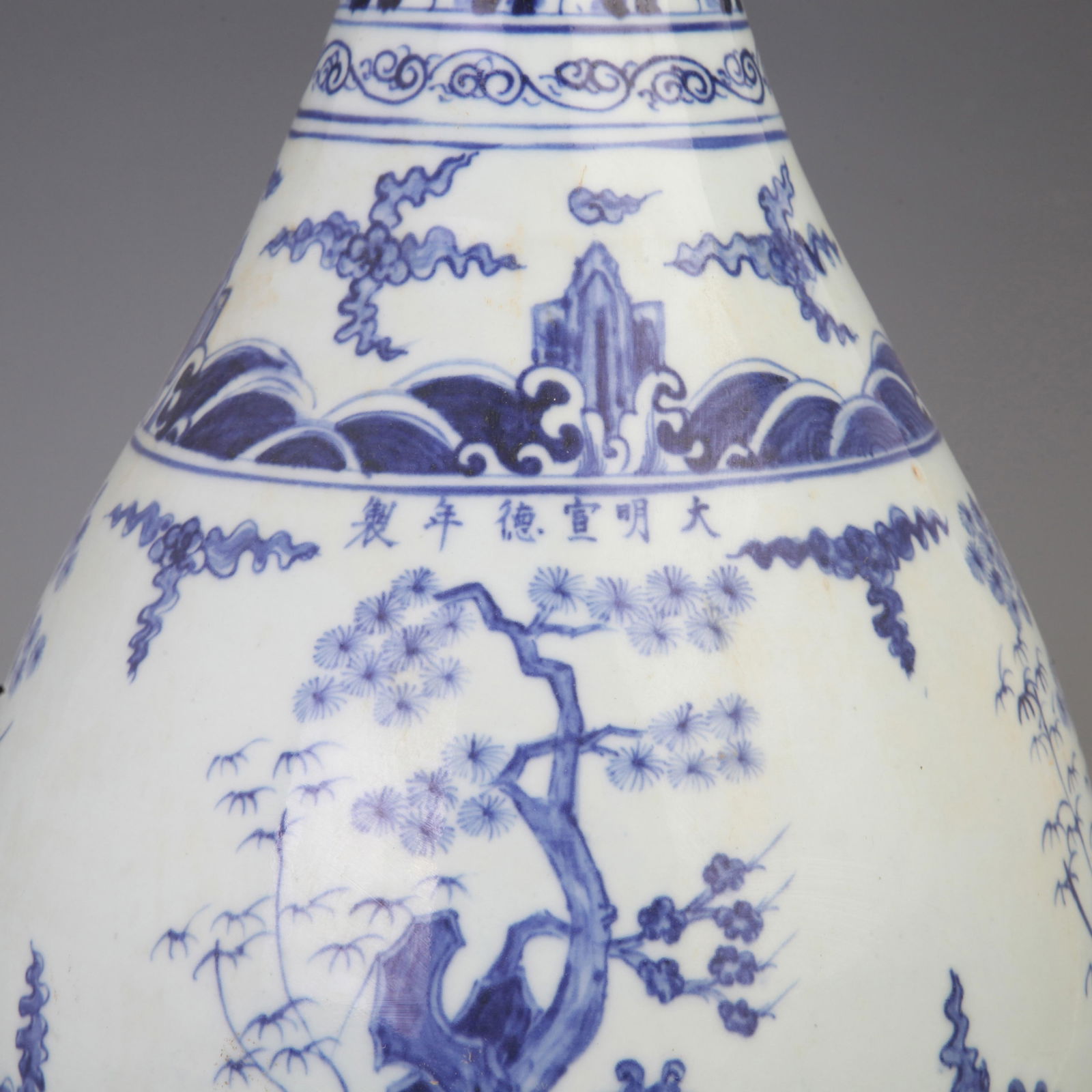 BLUE AND WHITE GARLIC-SHAPED VASE WITH PINE TREE PATTERN - 5