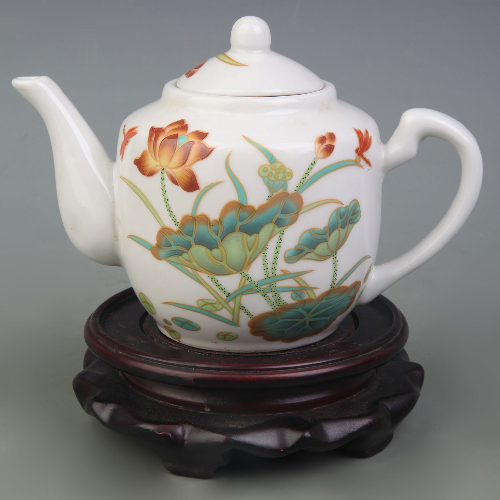 A FINE FAMILLE-ROSE FLORAL PATTERN PORCELAIN TEAPOT: Republic China Period; Width: 6.6 inch; High: 4.3 inch
