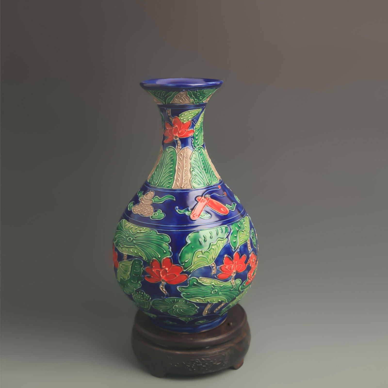 FAMILLE VERTE “YU HU CHUN?? STYEL PORCELAIN VASE: Ming Dynasty Hong Zhi Period; High: 10.5 inch; Diameter: 6.00 inch;