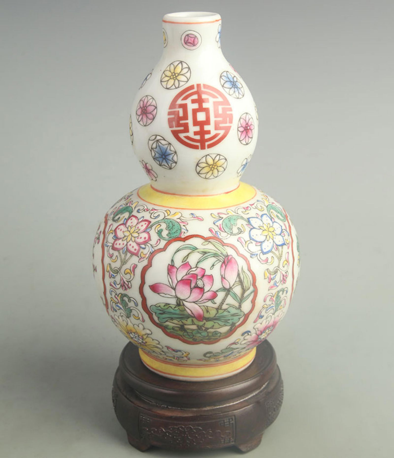 FAMILLE ROSE ENAMELED GOURD-SHAPED BOTTLE WITH LOTUS DESIGN: Qing Dynasty Qian Long Period; High: 9.20 inch; Width: 5.00 inch;