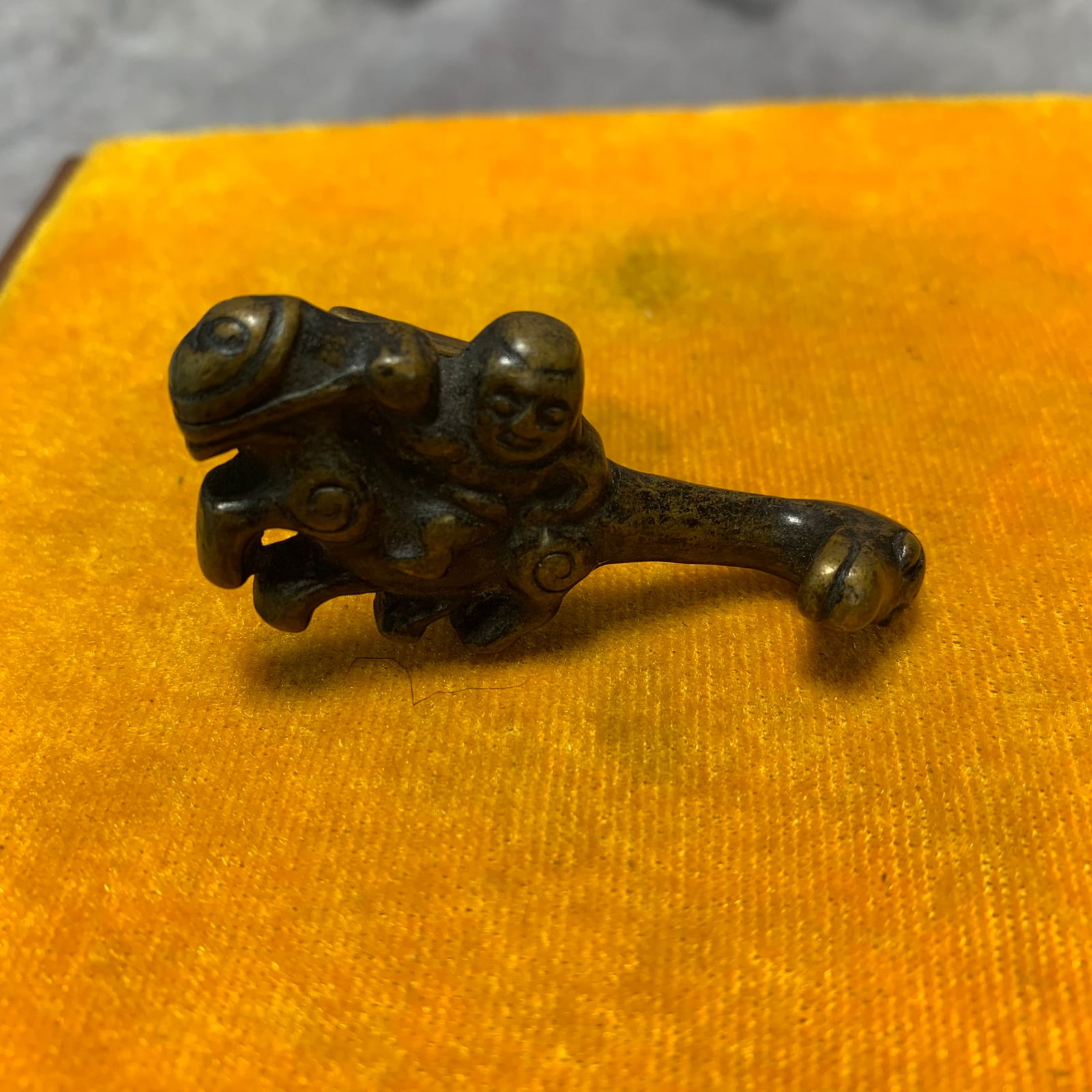 A FINE BRONZE MADE BELT HOOK WITH SEAL: Modern; High: 3.7 inch; Width: 2.0 inch;