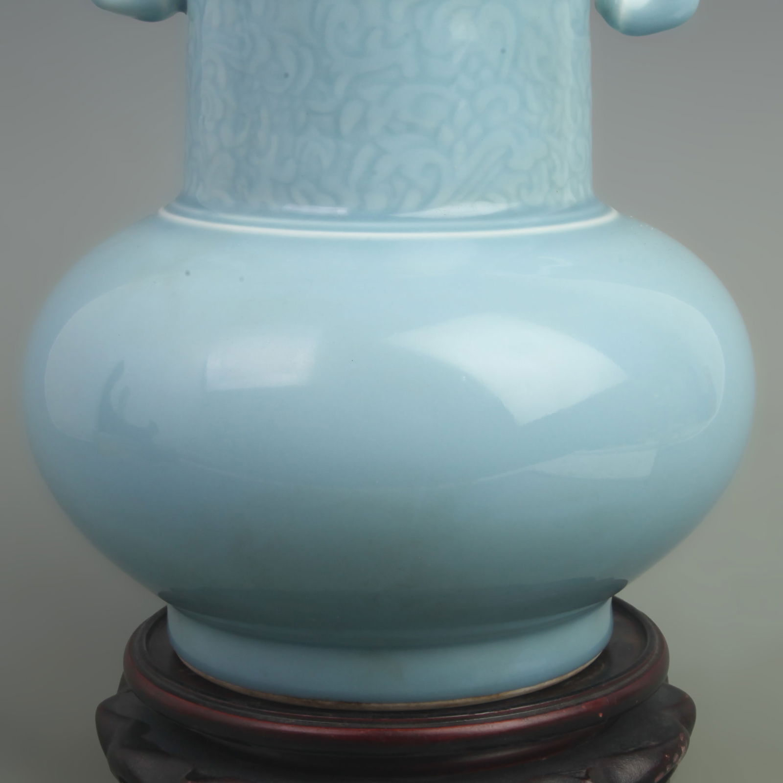 A FINE LIGHT BLUE GLAZED ELEPHANT EAR PATTERN VASE - 3