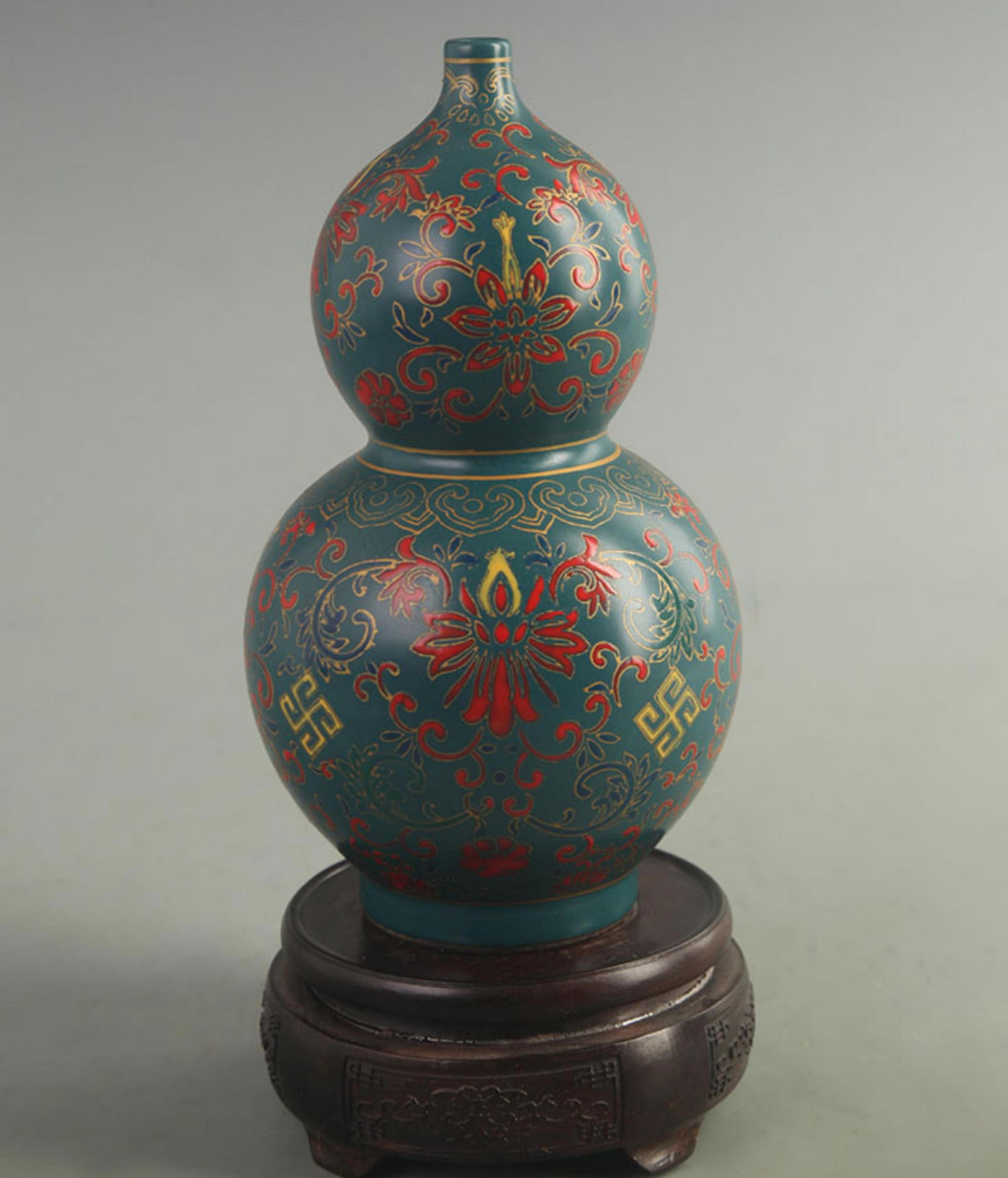 A DARK BLUE GROUND COLOR PAINTED CALABASH BOTTLE: Qing Dynasty Yong Zheng Period; High: 8.50 inch; High: 4.80 inch;