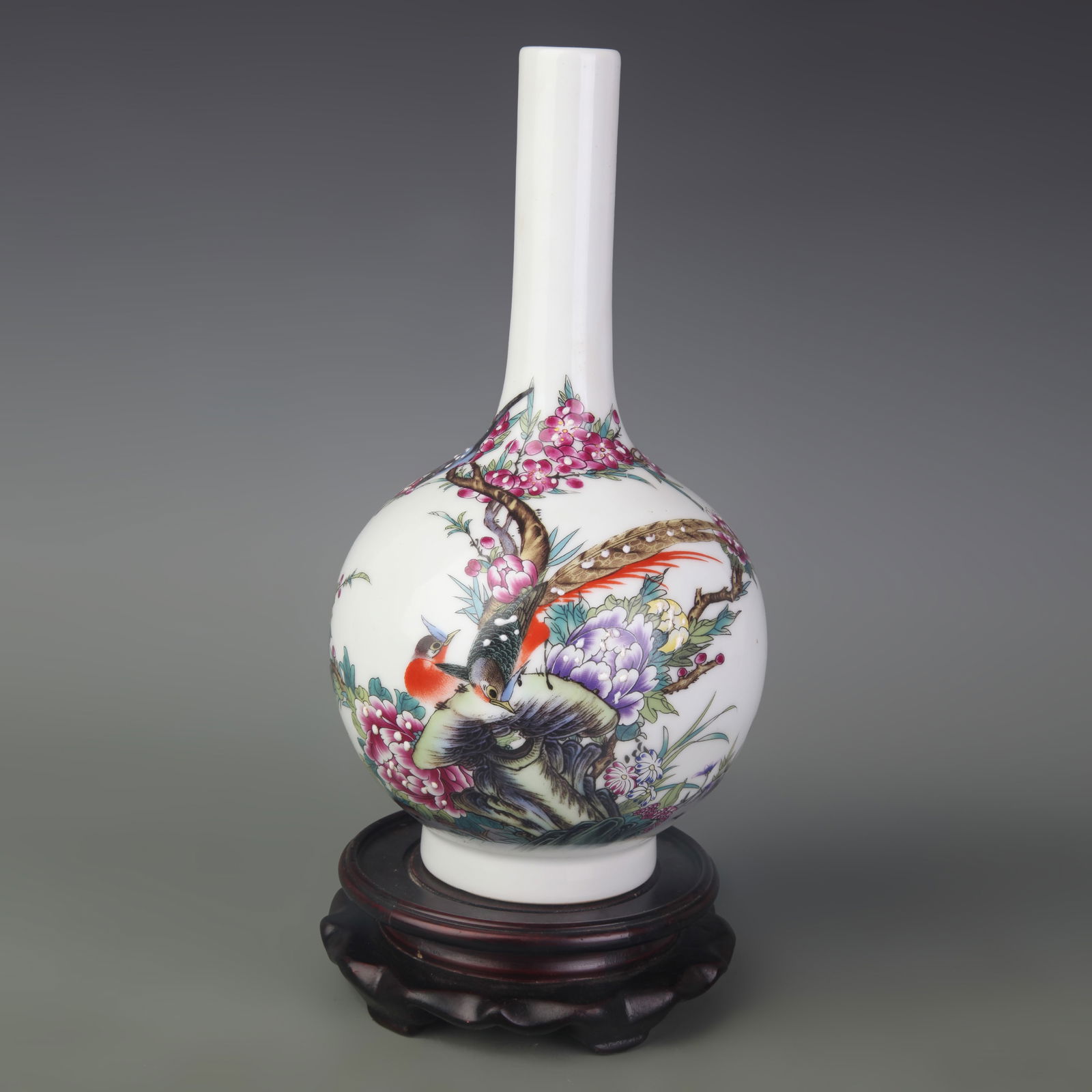 FAMILLE ROSE FLORAL PATTERN LONG NECKED PORCELAIN VASE: Qing Dynasty Qian Long Period; Diameter: 2.9 inch; High: 9.9 inch;