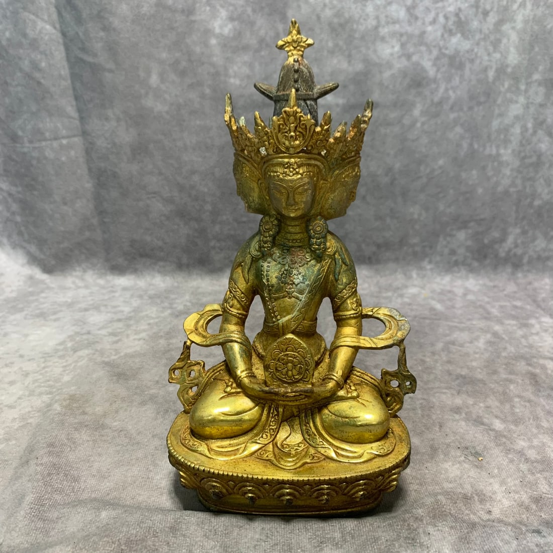 A FINE TIBETAN BUDDHIST GILT-BRONZE USHNISHAVIJAYA STATUE: Qing Dynasty; Long: 4.9 inch; Width: 3.1 inch; H; 8.8 inch;