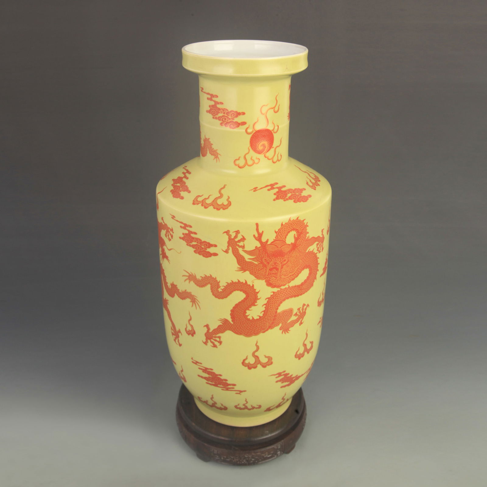 LARGE FAMILLE ROSE DRAGON PATTERN PORCELAIN VASE: Qing Dynasty Kang Xi Period: High: 16.5 inch; Diameter: 7.20 inch