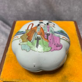 FAMILLE ROSE FIGURINE POWDER BOX