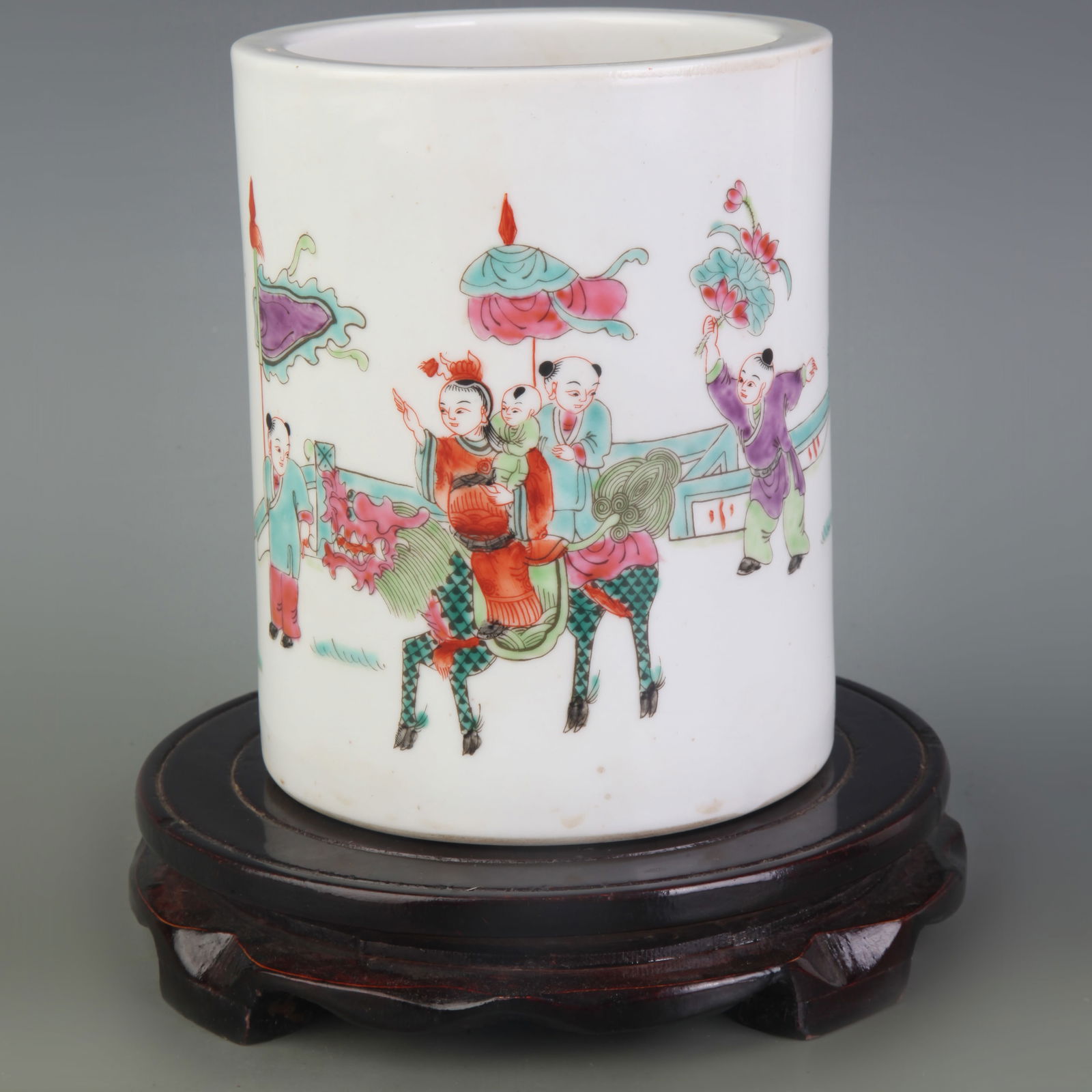 PAIR OF FAMILLE-ROSE FIGURAL PATTERN PORCELAIN HAT STAND: Qing Dynasty Tongzhi Period; Diameter: 4.8 inch; High: 6.0 inch