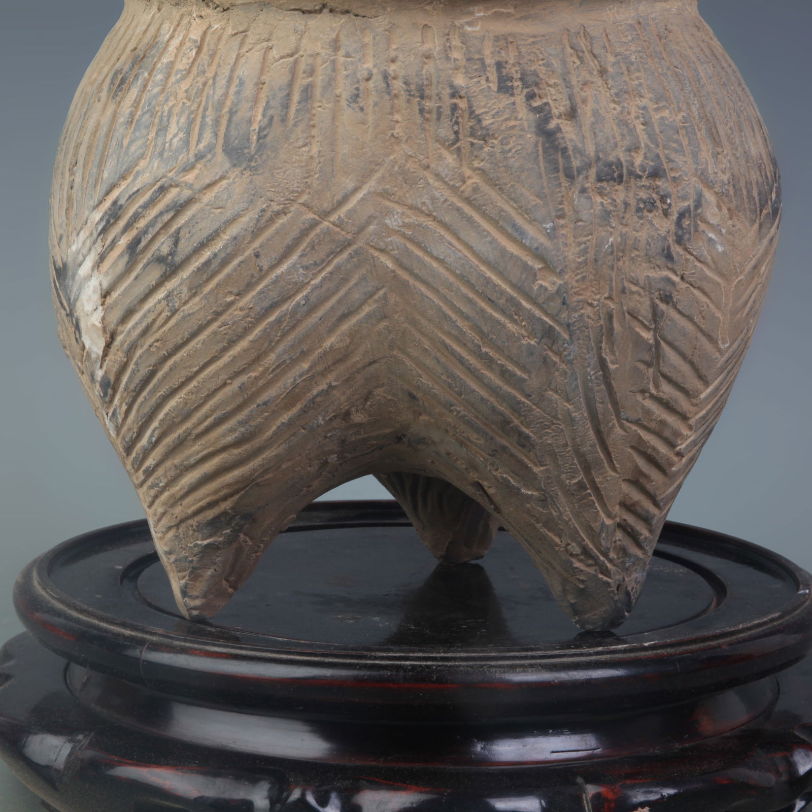 A FINE OLD POTTERY MADE VASE - 3