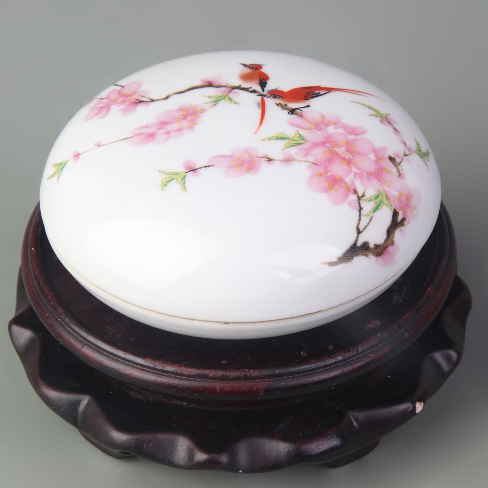 A FINE FAMILLE-ROSE COLOR FLORAL PATTERN PORCELAIN INK BOX: Qing Dynasty Qian Long Period; Diameter: 4.1 inch; High: 1.7 inch
