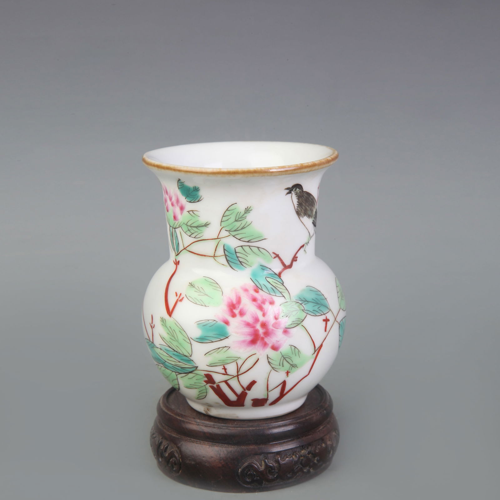 A FINE FAMILLE-ROSE FLORAL PATTERN PORCELAIN SLOP BOWL: Qing Dynasty Tongzhi Period; Diameter: 3.0 inch; High: 4.0 inch