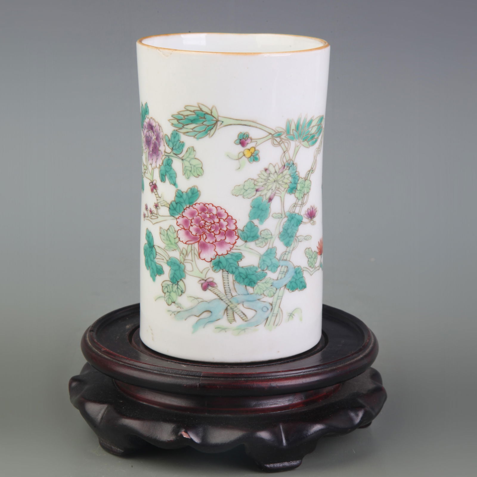 FAMILLE ROSE FLOWER PATTERN BRUSH POT: Republic Period; Diameter: 3.1 inch; High: 4.8 inch;