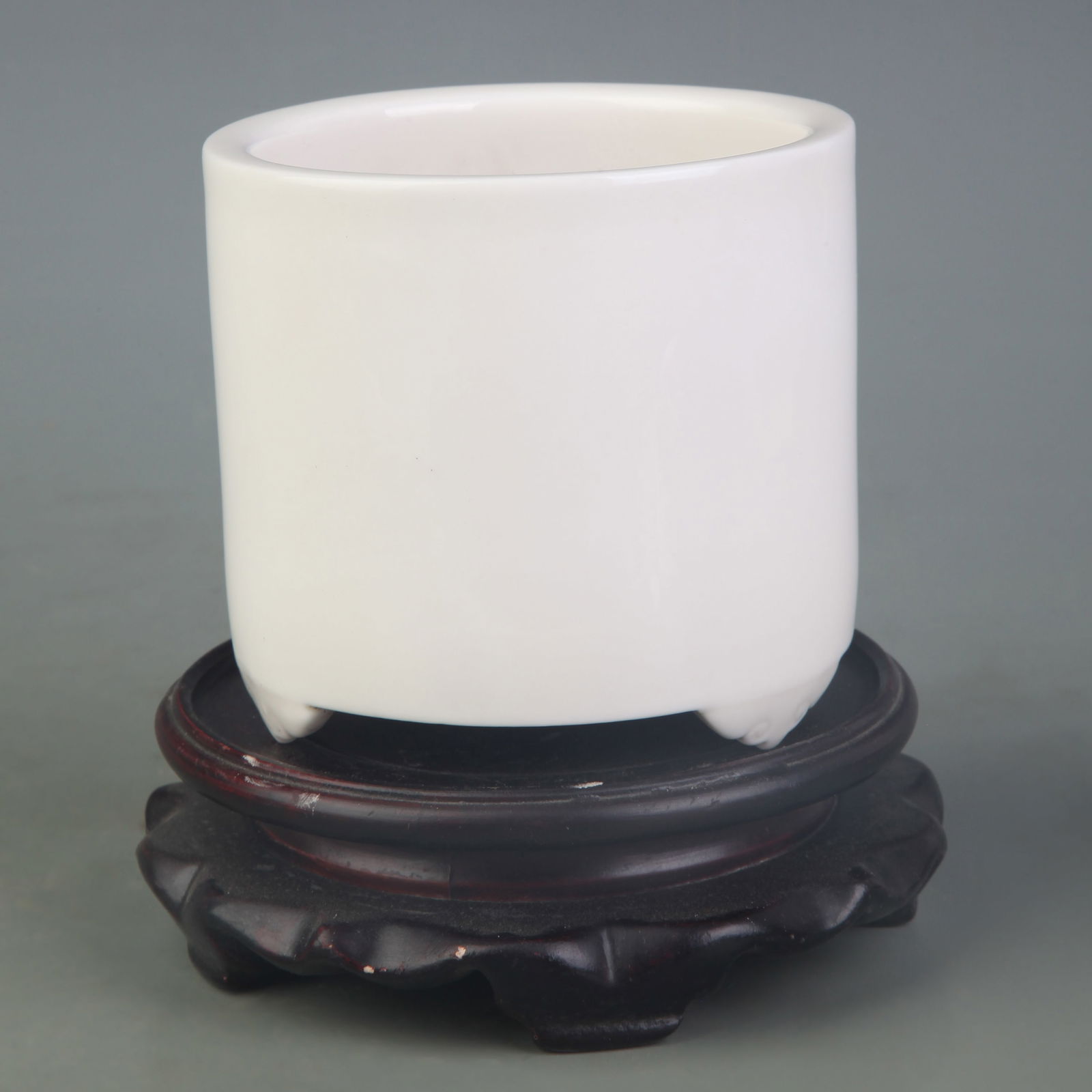 DEHUA WHITE PORCELAIN TRIPOD CENSER WITH ROUNDED MOUTH: Qing Dynasty; Diameter: 3.9 inch; High: 3.7 inch