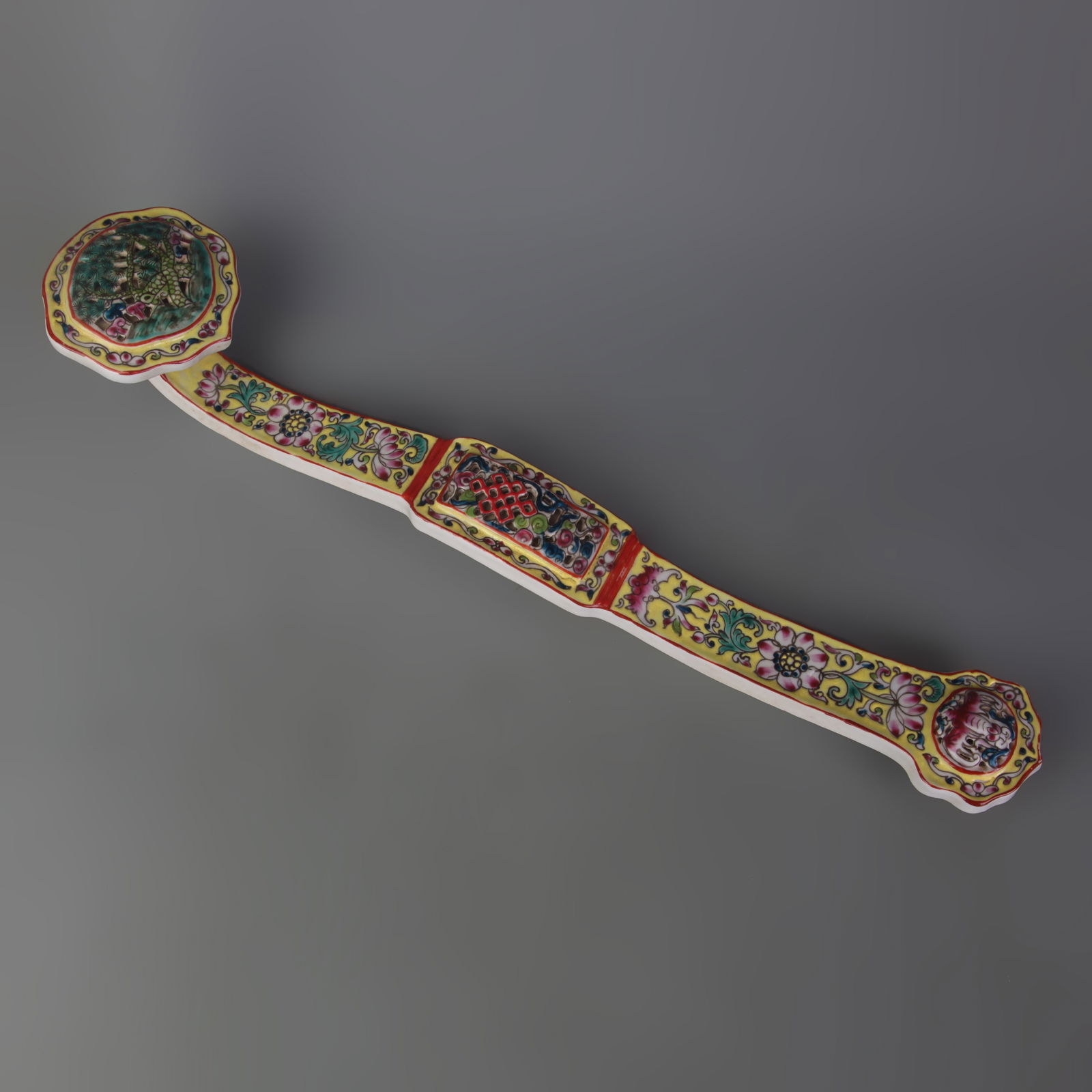 FAMILLE-ROSE FLORAL PATTERN PORCELAIN RU YI DECORATION: Qing Dynasty Qian Long Period; Long:19.2 inch