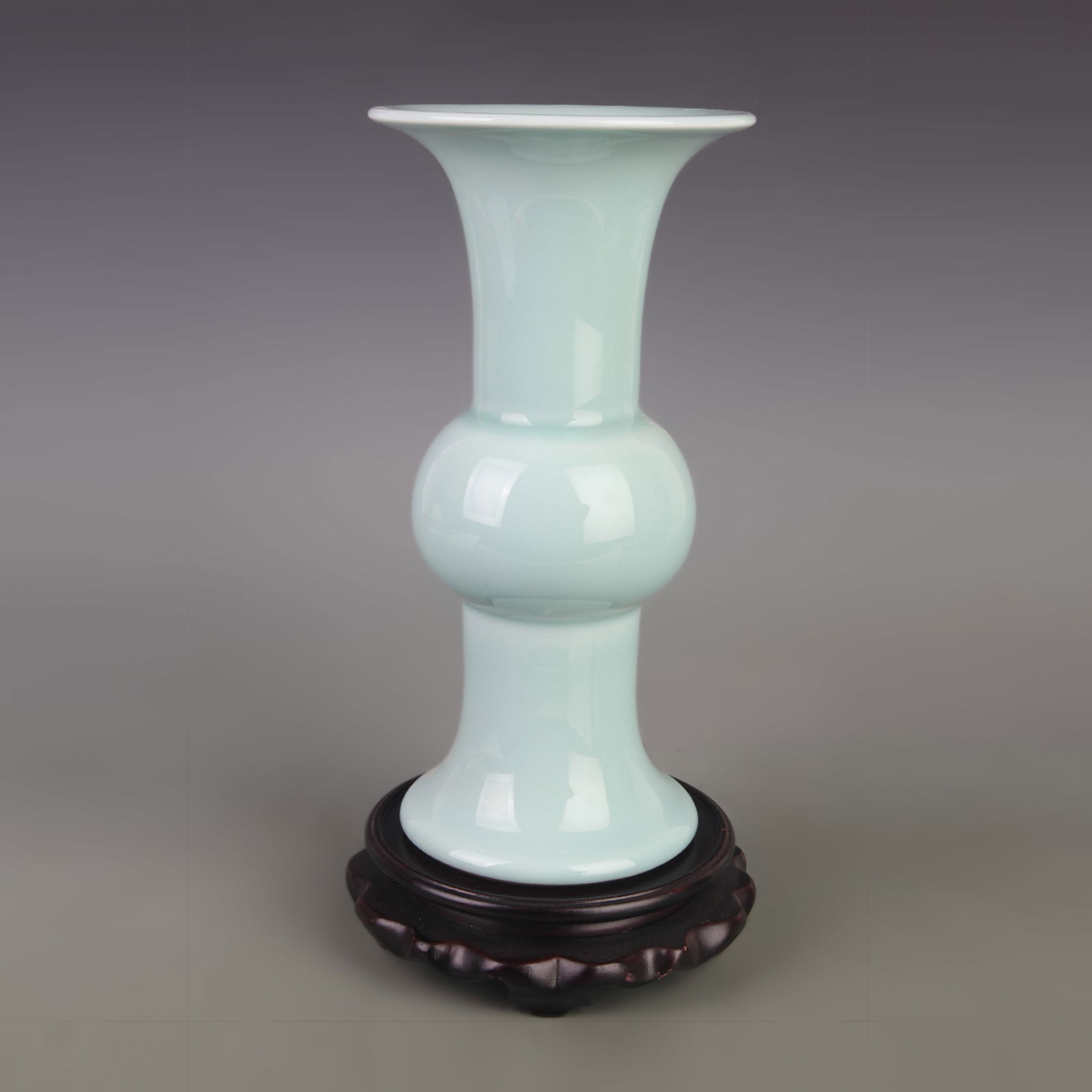 A FINE SKY BLUE COLOR GLAZED (QINGBAI) PORCELAIN BEAKER VASE: Qing Dynasty Qian Long Period; Diameter: 5.1 inch; High: 9.9 inch