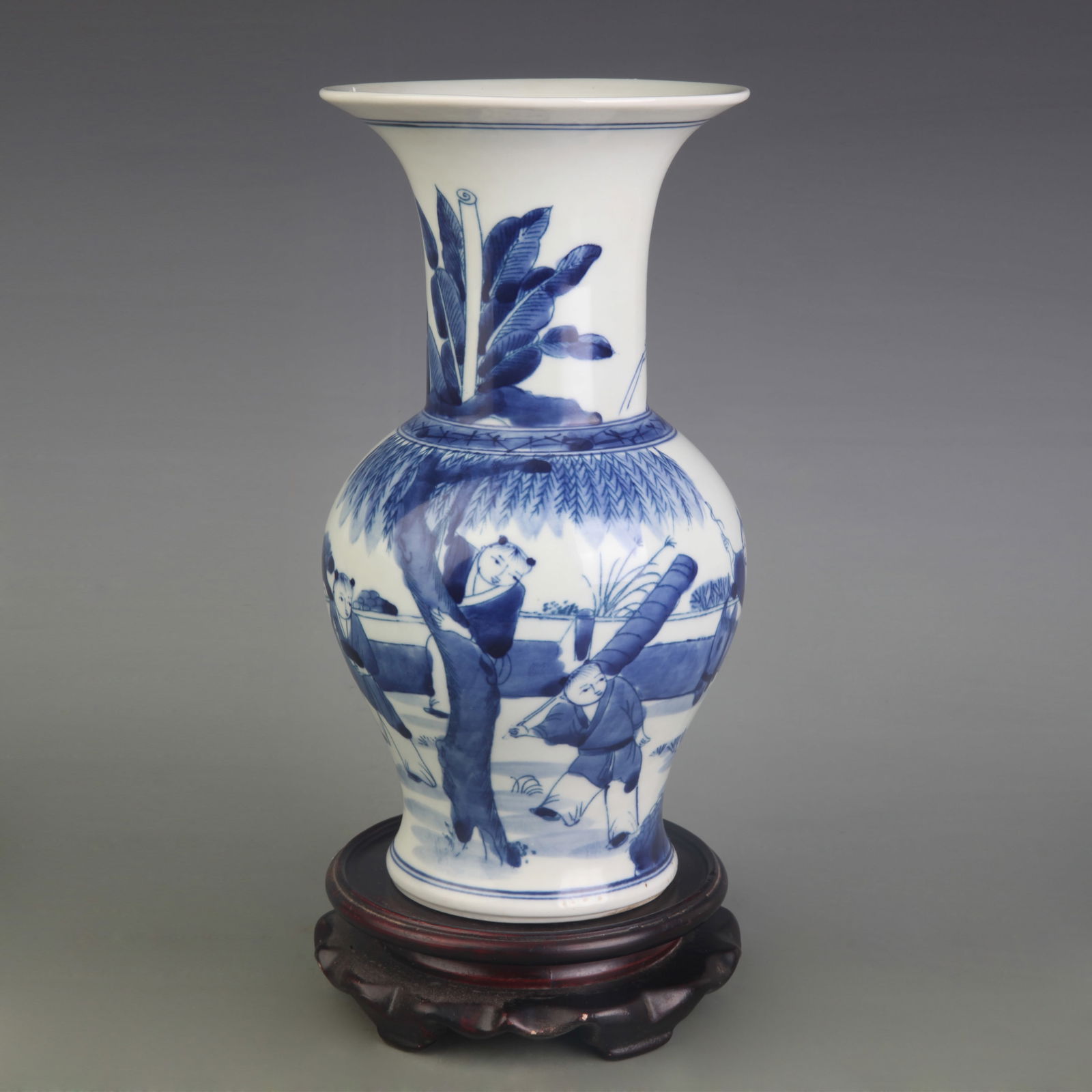 BLUE-AND-WHITE FIGURAL PATTERN PORCELAIN BEAKER VASE: Qing Dynasty Kangxi Period; Diameter: 4.8 inch; High: 9.2 inch
