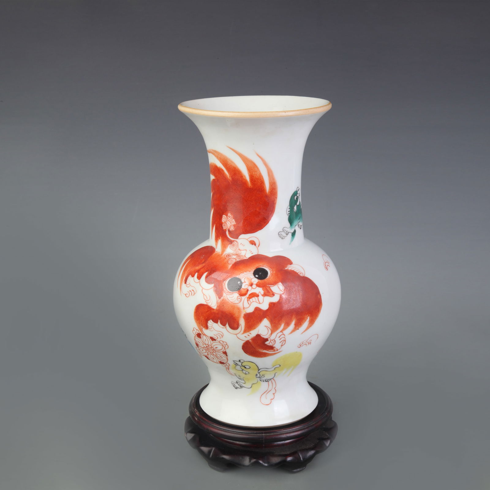 FAMILLE ROSE GLAZED BEAKER VASE WITH AUSPICIOUS BEASTS: Qing Dynasty Tong Zhi Period: Diameter: 4.6 inch; High: 10.0 inch