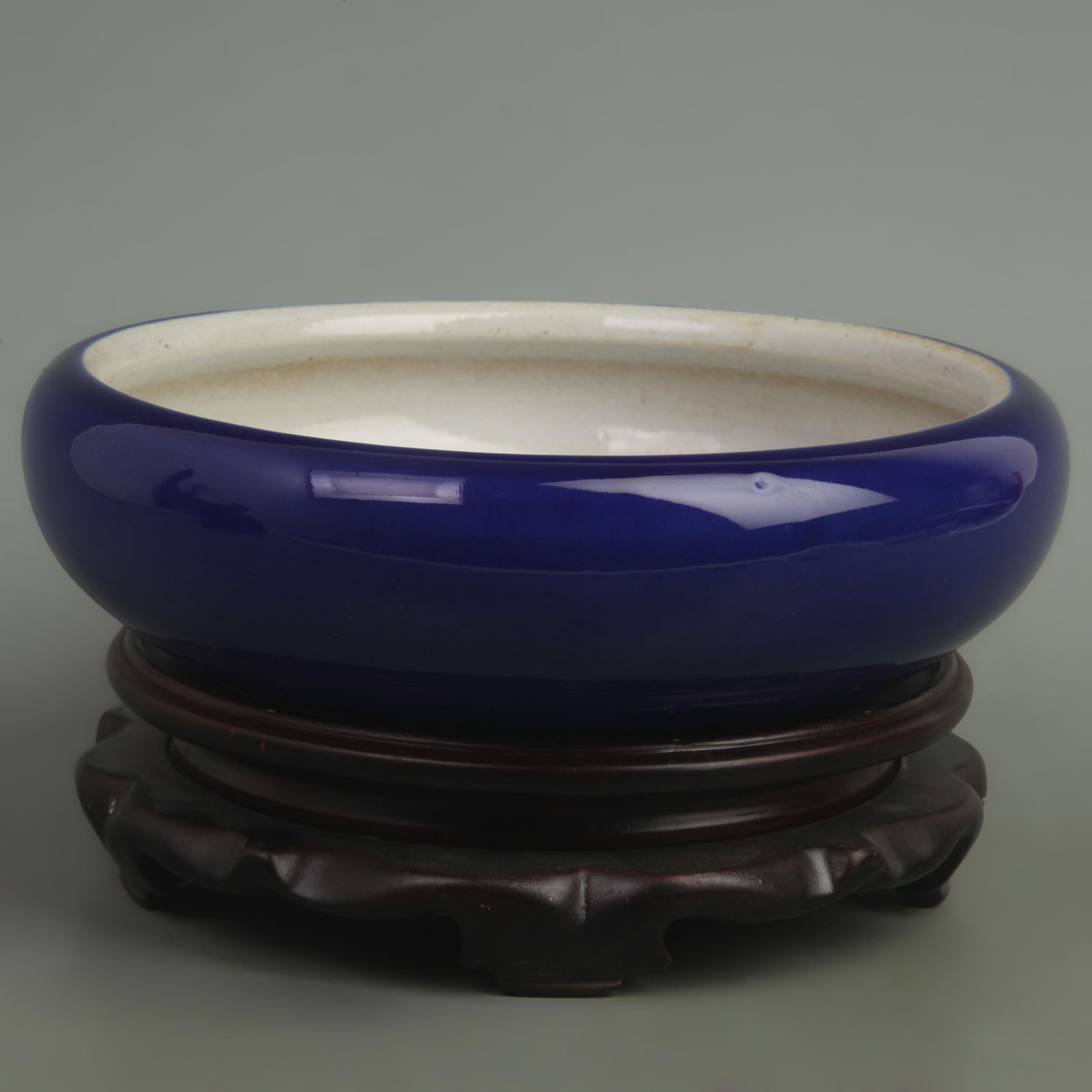 DARK BLUE GLAZE INTERNALLY CARVED FISH AND GRASS-PATTERNED PEN WASHER (1 of 4)
