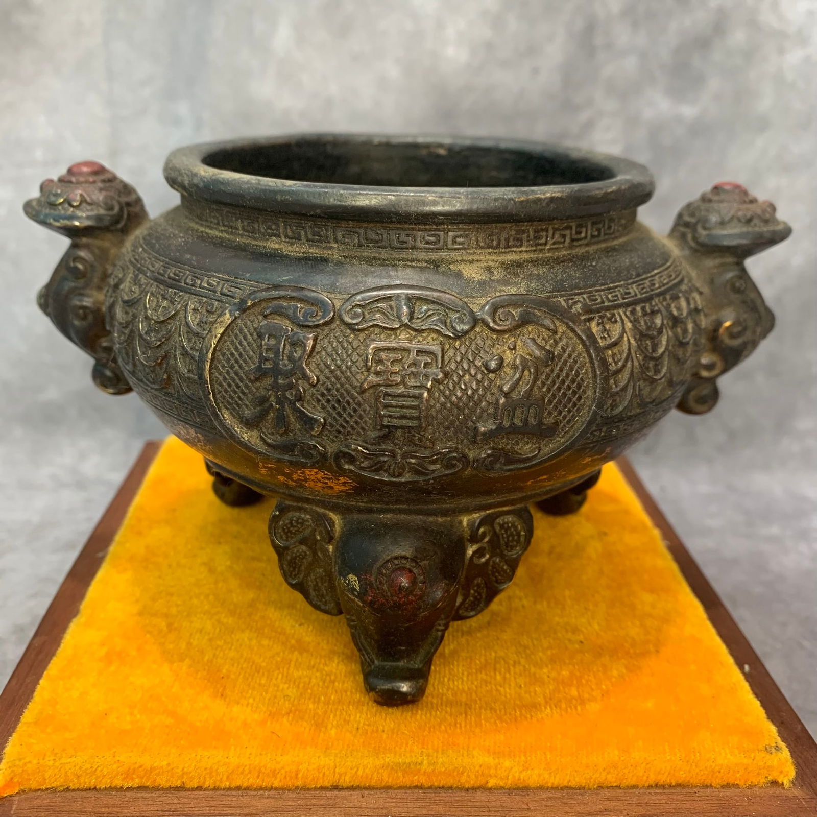 A FINELY CARVED DOUBLE HANDLE BRONZE CENSER: 19th Century; High: 4.0 inch; Diameter: 5.2 inch; Long: 6.6 inch;