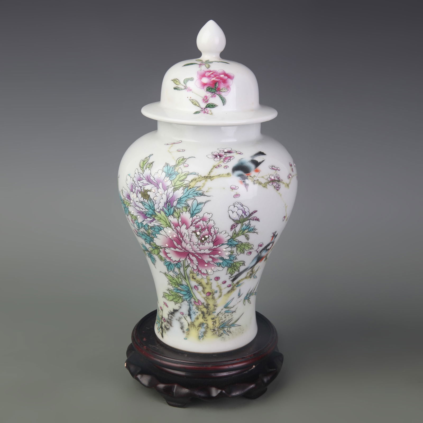 FAMILLE-ROSE FLORAL PATTERN GENERAL STYLE PORCELAIN JAR: Qing Dynasty Qian Long Period; Diameter: 3.0 inch; High: 9.9 inch