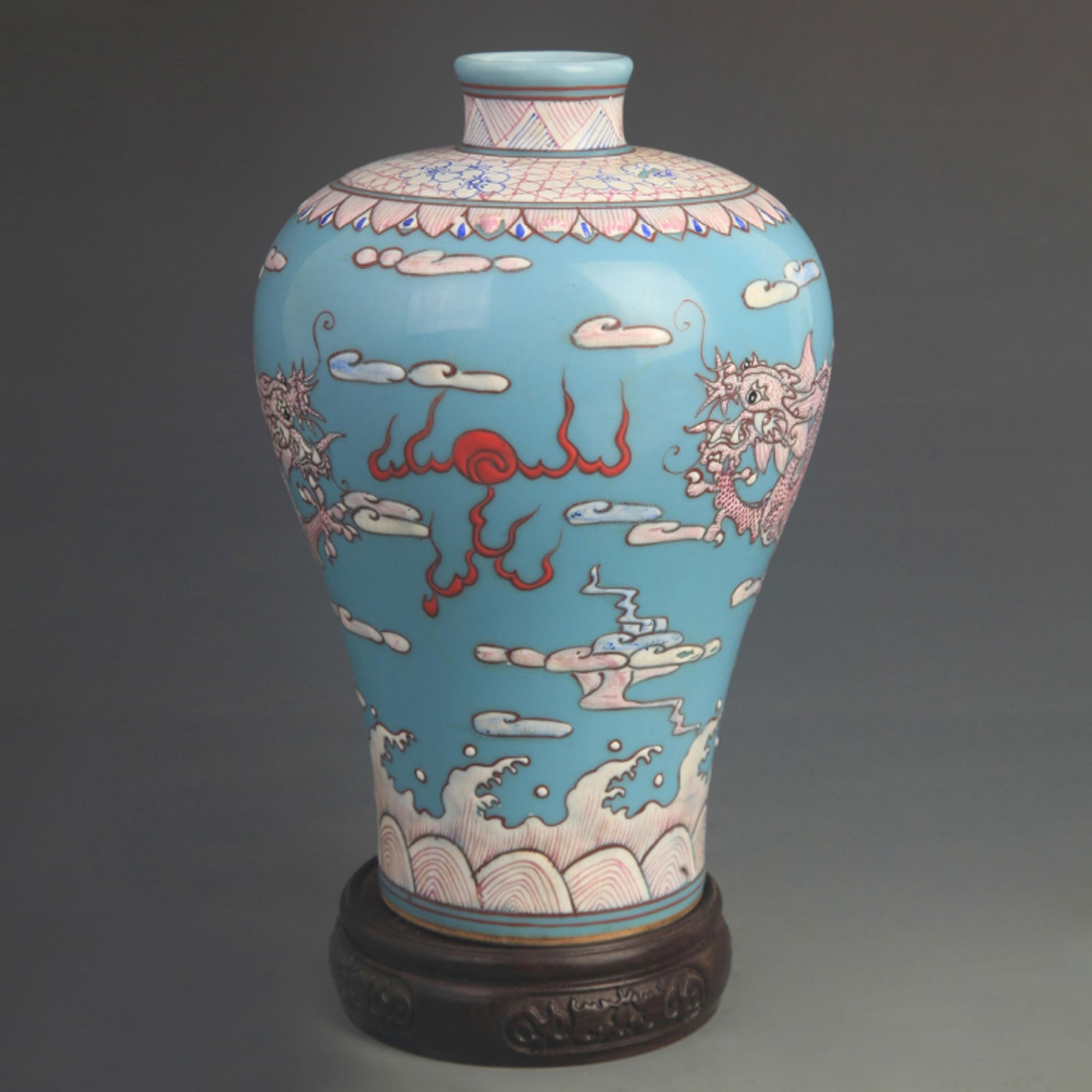 FAMILLE ROSE PORCELAIN VASE WITH DRAGON PATTERNS ON GREEN GROUND: Qing Dynasty Qian Long Period: High: 8.00 inch; Diameter: 5.20 inch;