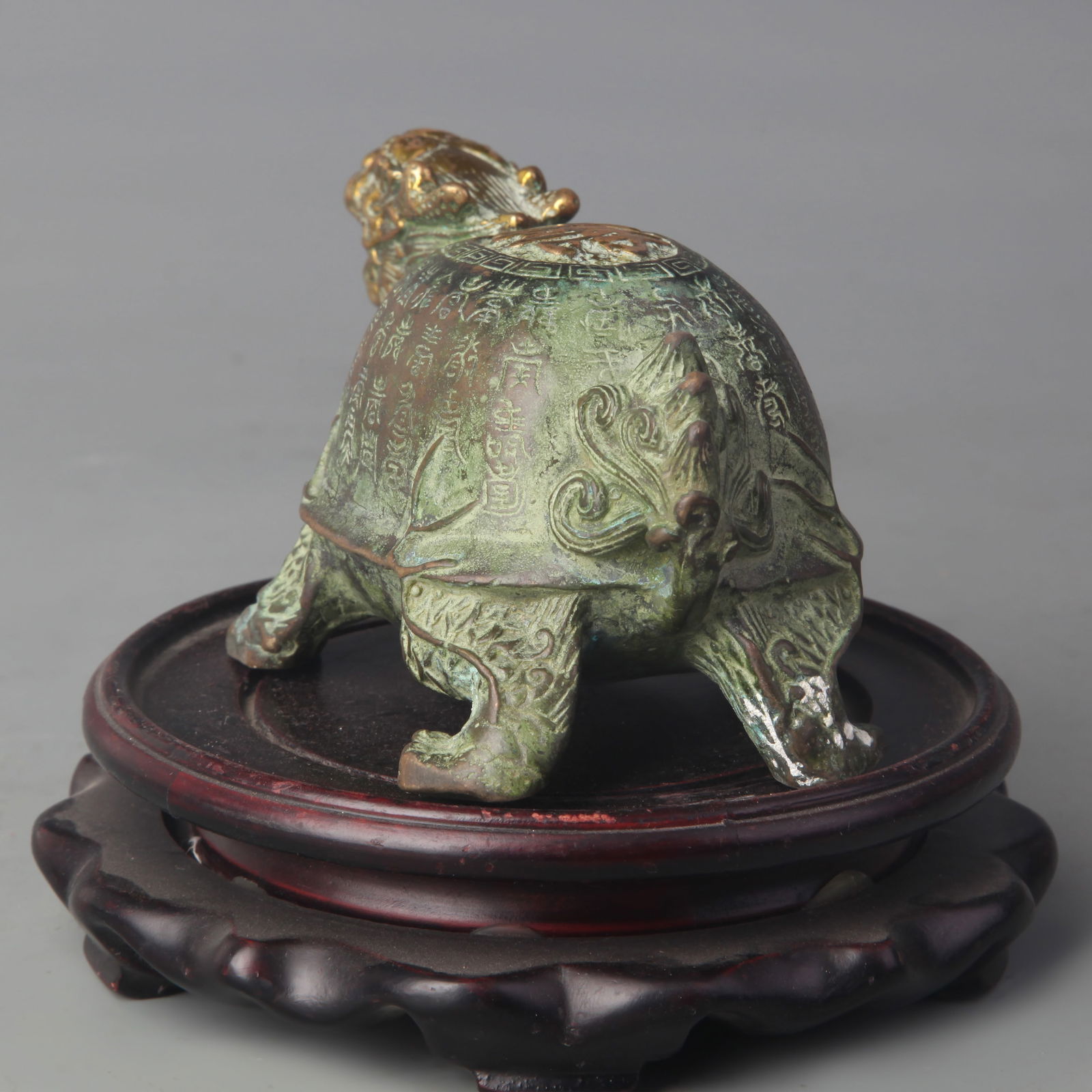 A SMALL BRONZE TORTOISE FIGURINE - 4