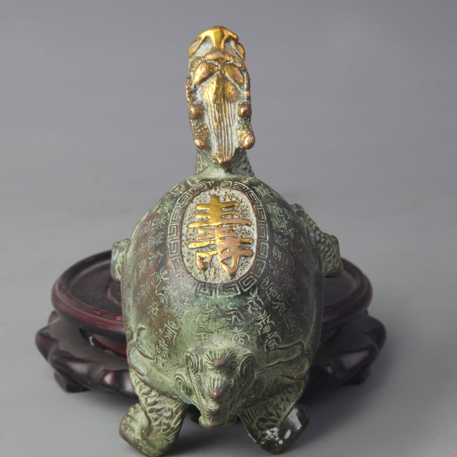 A SMALL BRONZE TORTOISE FIGURINE - 5