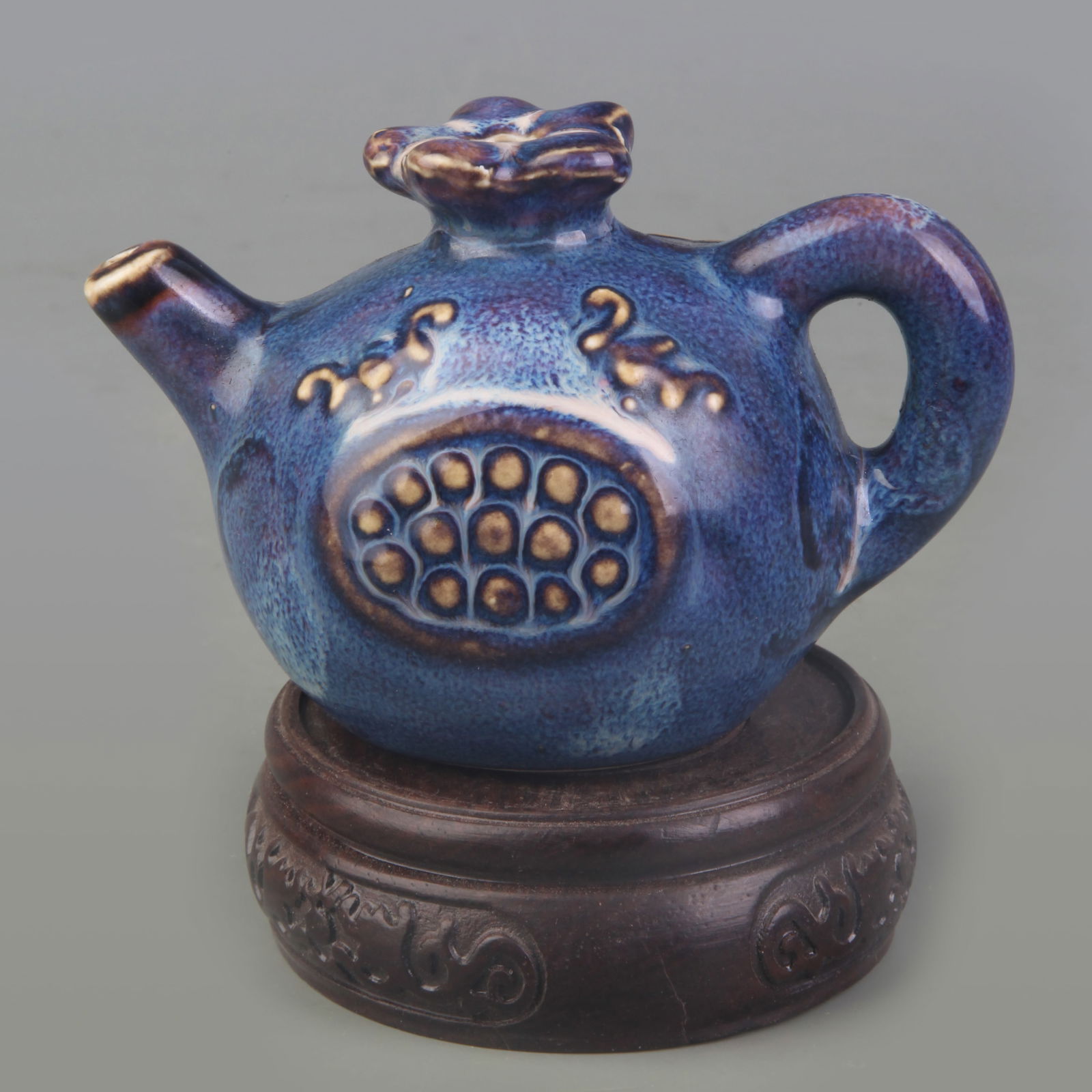 SCHOLAR’S OBJECT: PORCELAIN WATER DROPPER: Qing Dynasty; Long:4.1 inch; High: 2.7 inch
