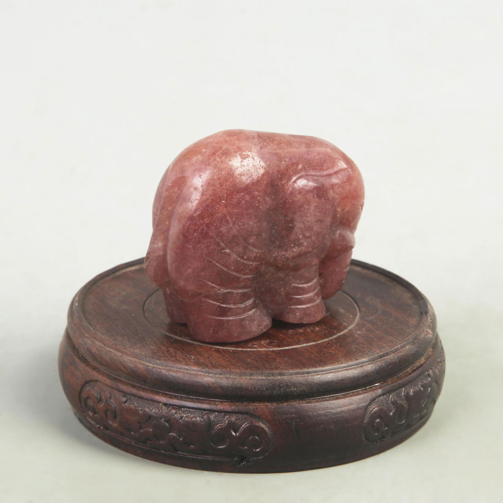 A FINE TOURMALINE GEMSTONE ELEPHANT PENDANT: Qing Dynasty; High: 2 inch; Width: 1.1 inch; Long: 2.2 inch;