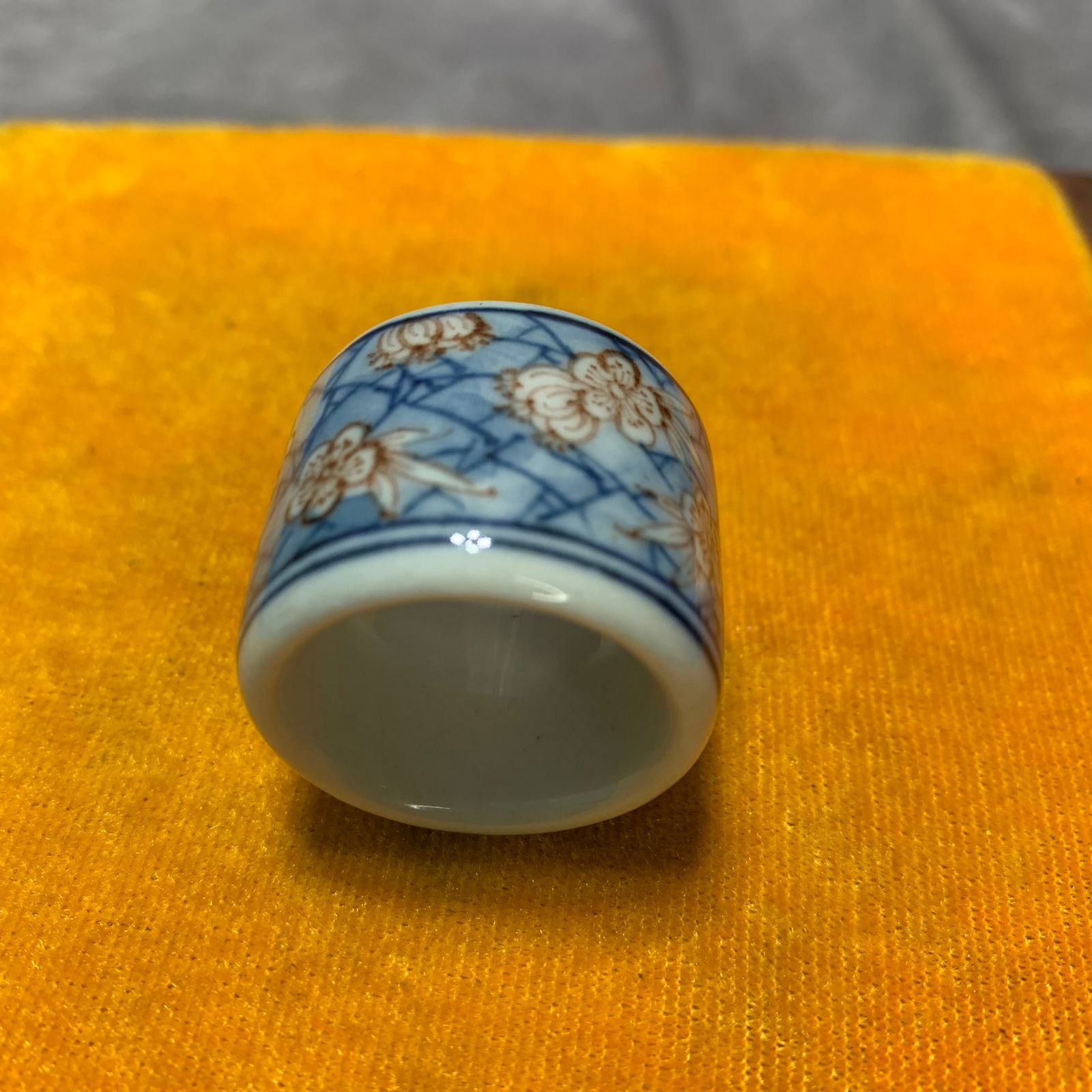QING BLUE AND RED GLAZED PRUNUS-PATTERN FINGER RING - 4