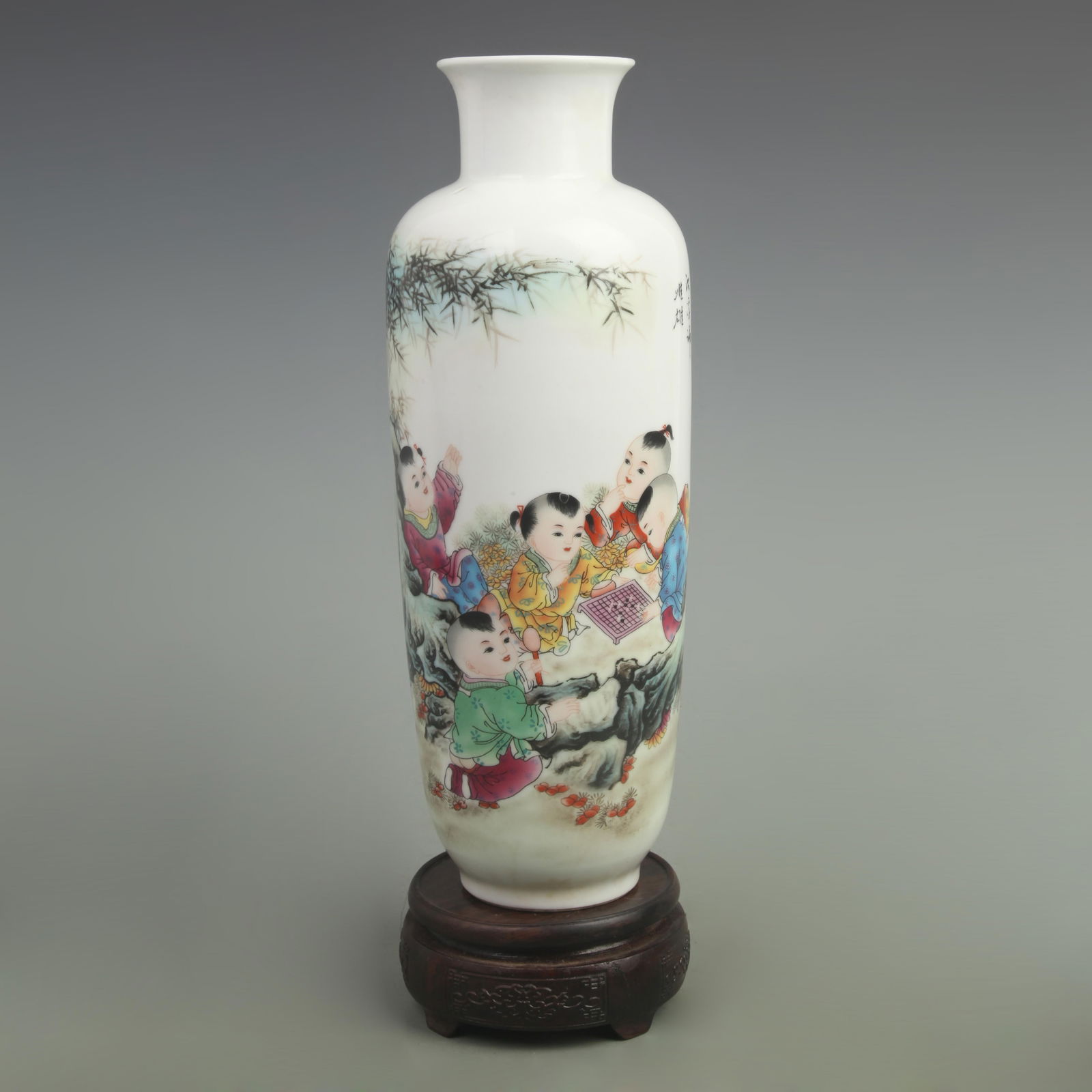 A FINE FAMILLE ROSE BOY PATTERN PORCELAIN VASE: Qing Dynasty Qian Long Period; High: 13 inch; Width: 5.3 inch;