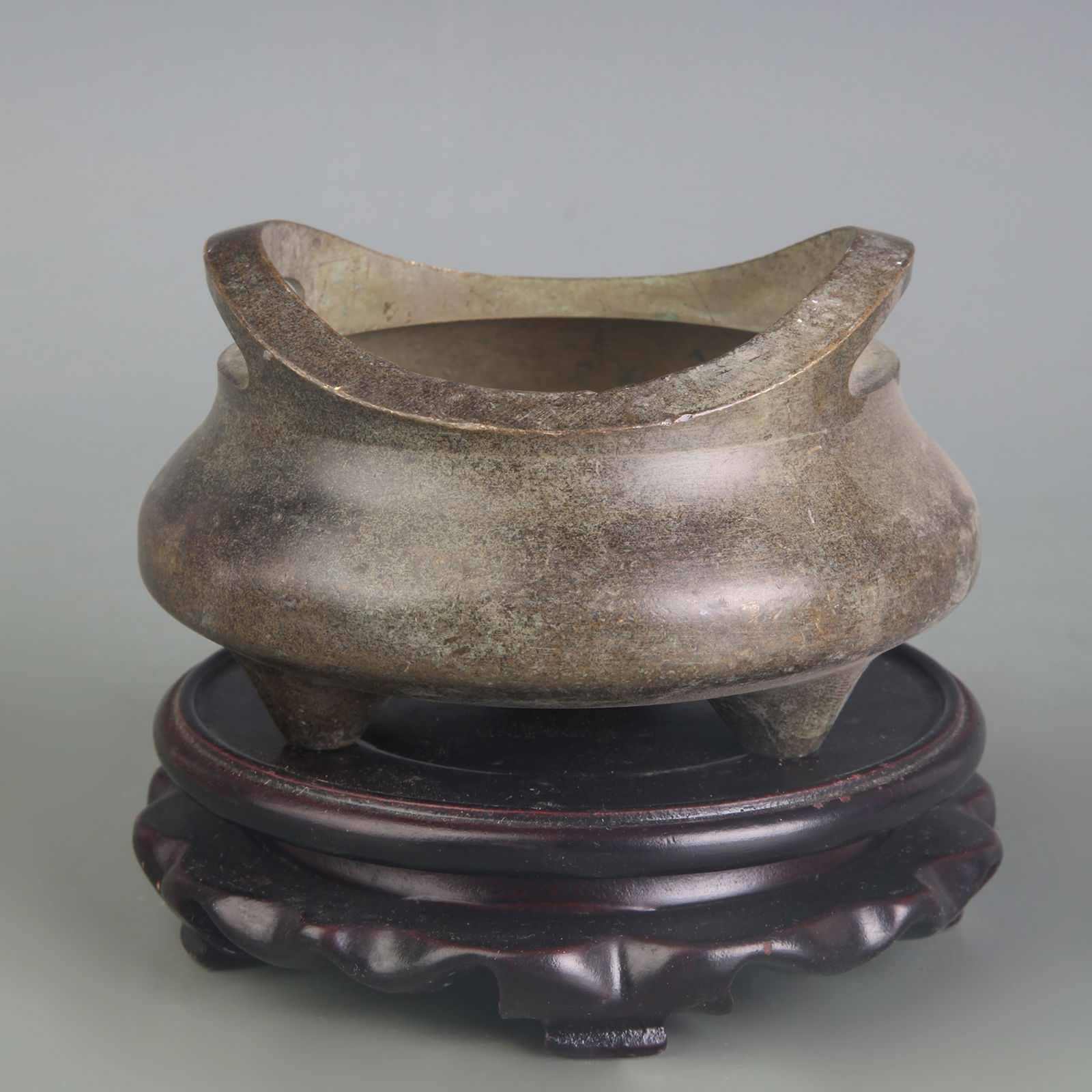 A FINE BRONZE DOUBLE-HANDLED TRIPOD INCENSE BURNER: Qing Dynasty; Width: 4.5 inch; High: 2.7 inch
