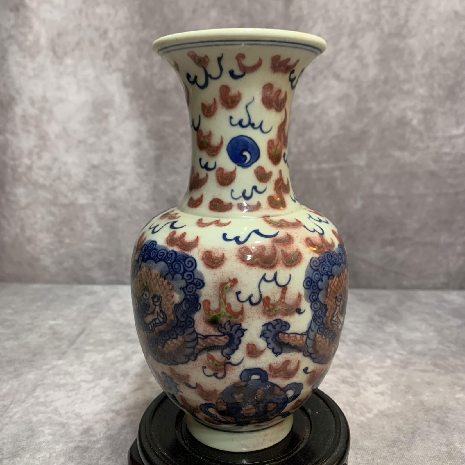 BLUE AND WHITE DRAGON PATTERN PORCELAIN VASE: 20th Century; High: 7.0 inch; Diameter: 3.9 inch;