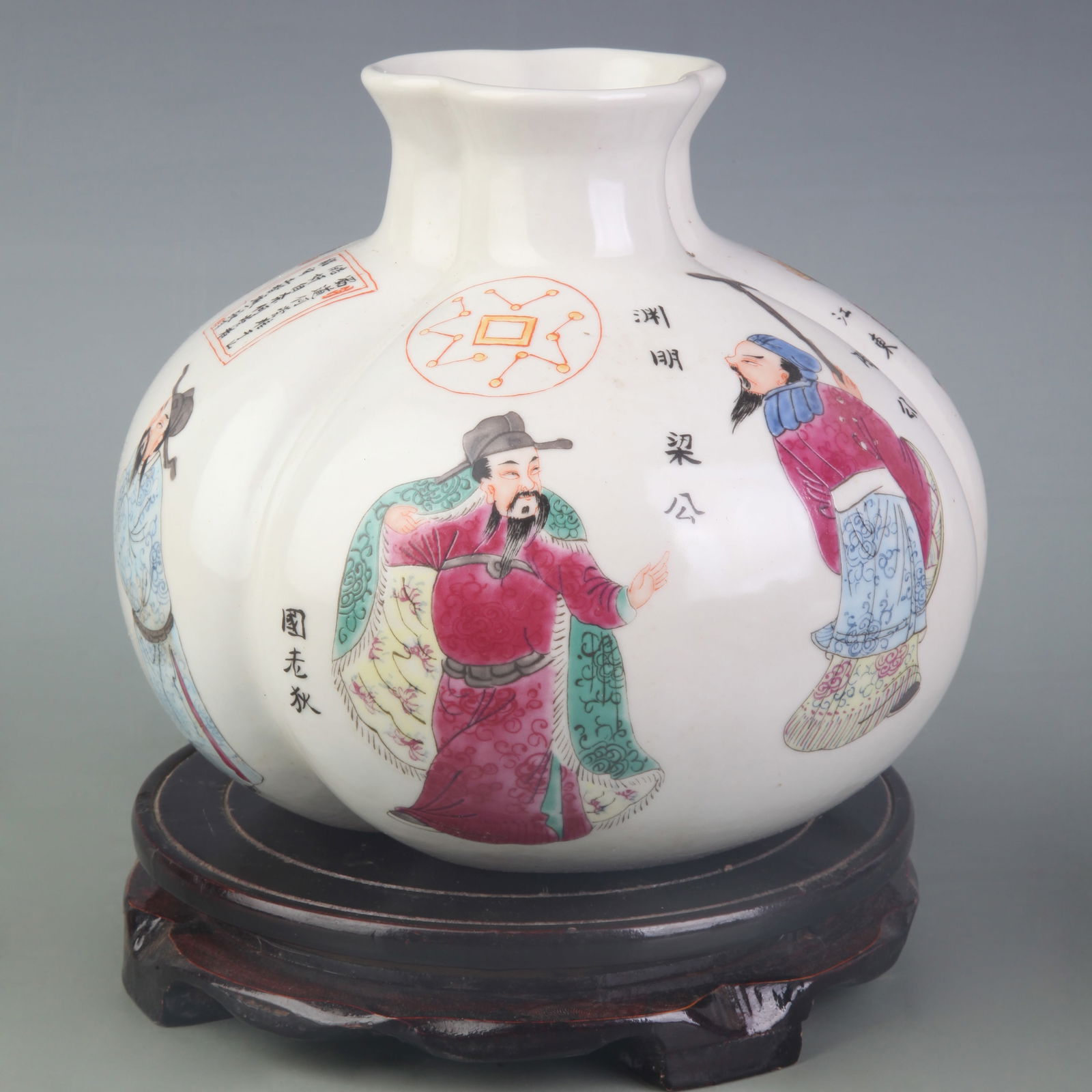 WUCAI “WU SHUANG PU?? FIGURAL DIAMOND-SHAPED VASE: Qing Dynasty Qian Long Period; High: 6.2 inch