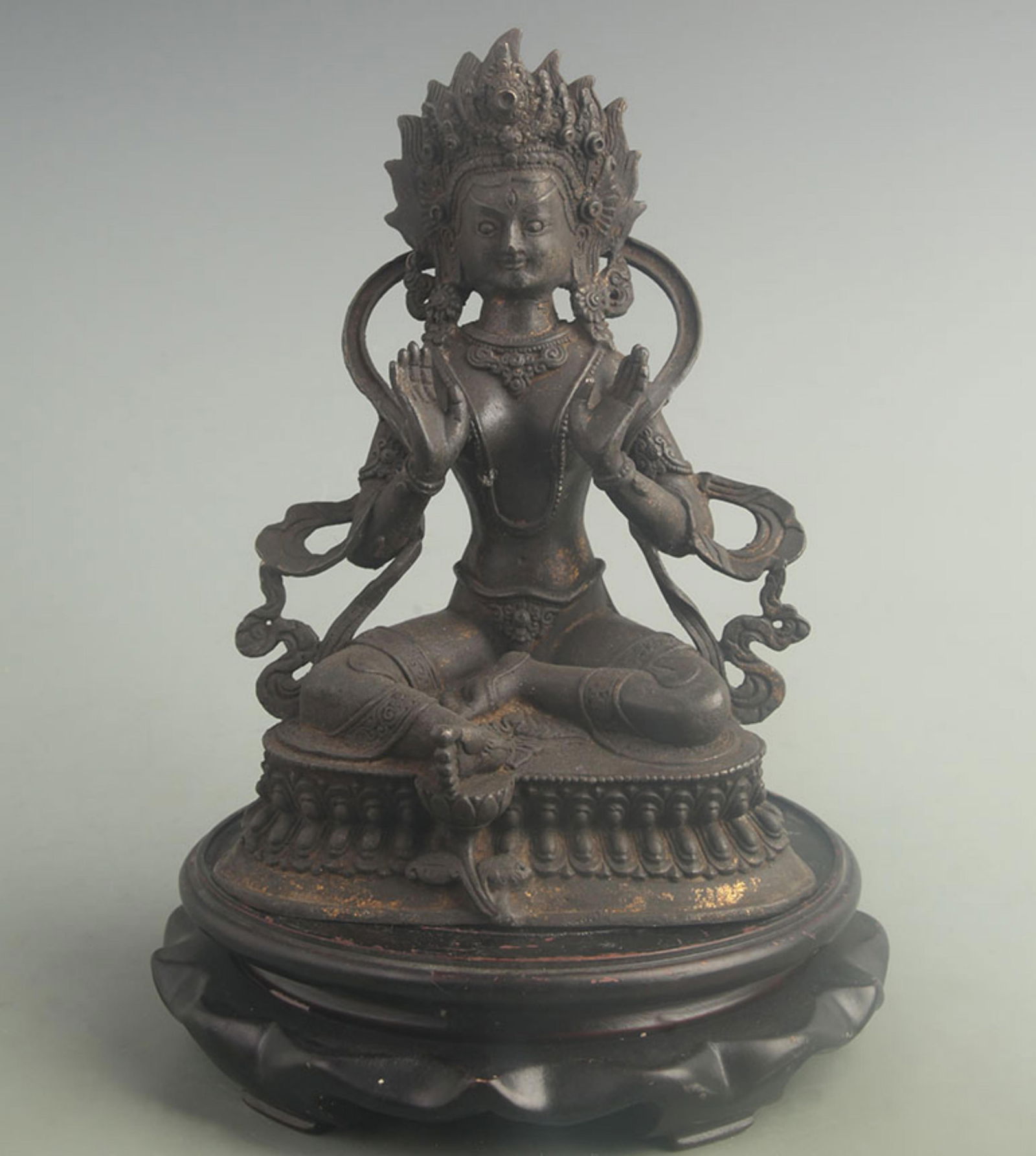 A FINE GILT-BRONZE SEATED GUANYIN STATUE: 19th Century; High: 8.80 inch; Width: 4.00 inch; Long: 6.10 inch;