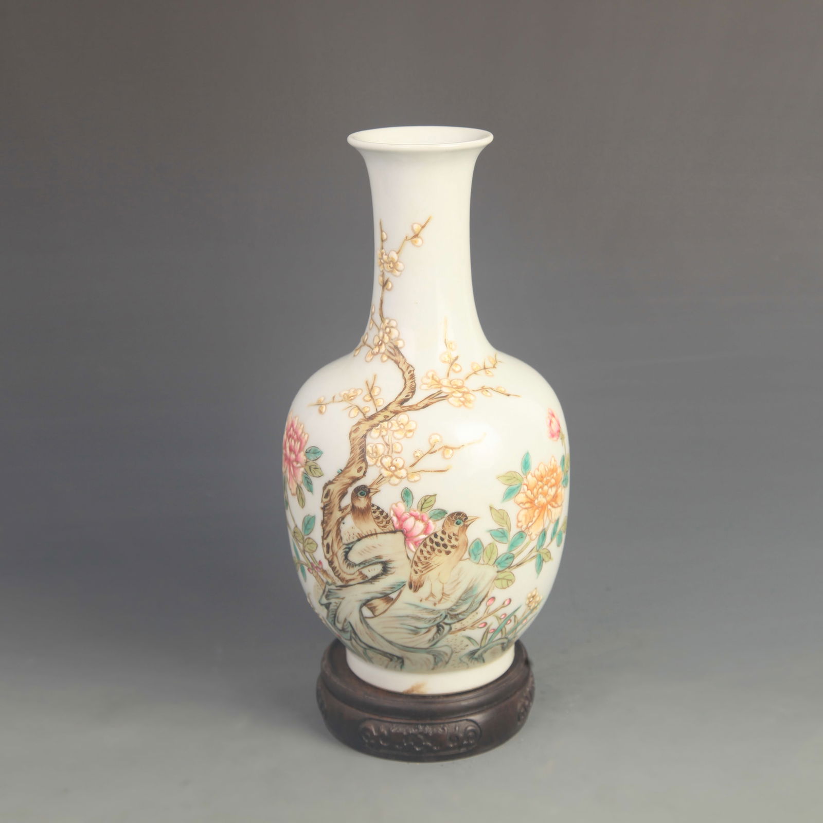 A FINE ENAMEL COLOR FLOWER AND BIRD PATTERN PORCELAIN VASE (1 of 5)