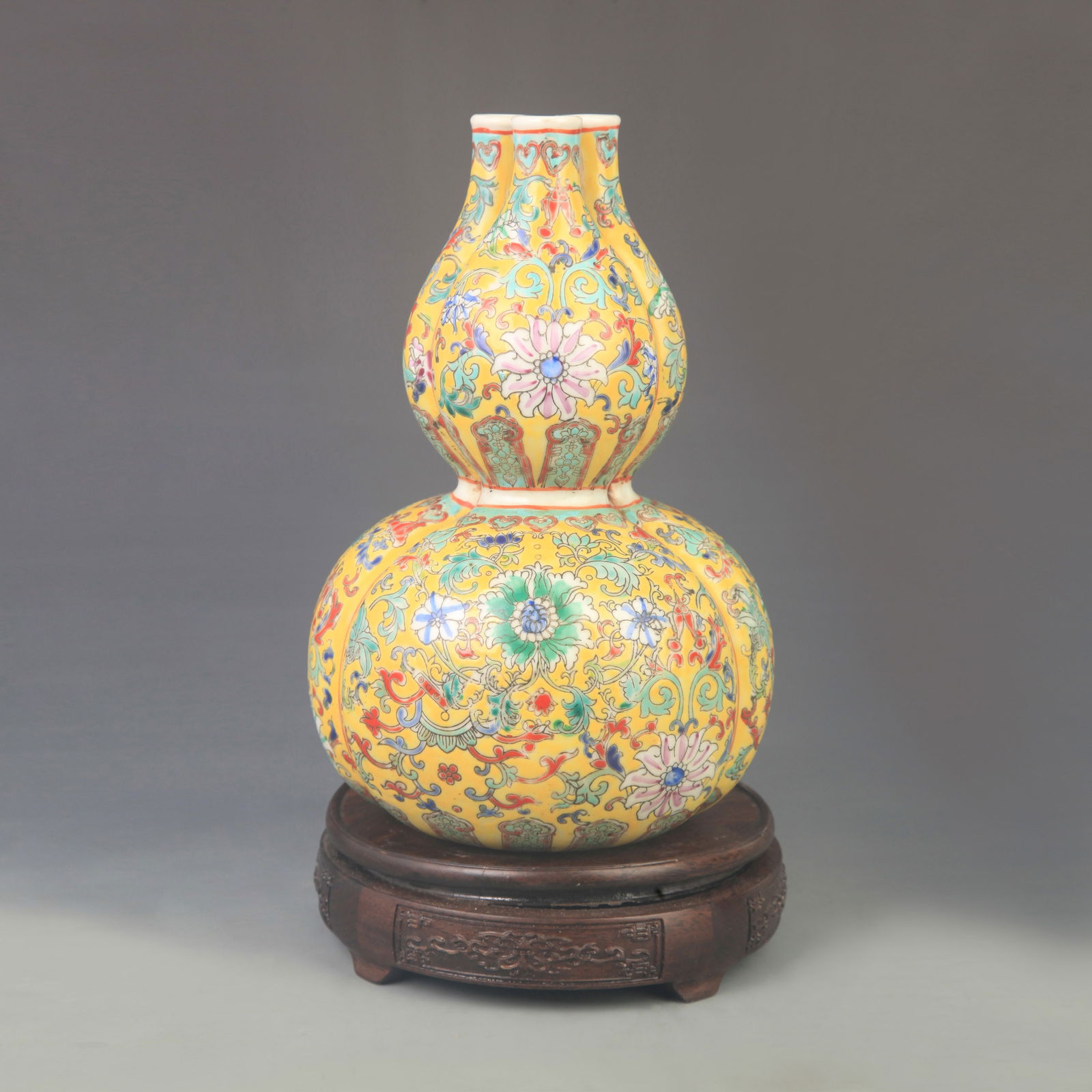 FAMILLE ROSE GOURD-SHAPED VASE WITH FLOWER PEACHES: Qing Dynasty Qian Long Period; High: 10.0 inch; Diameter: 6.50 inch;