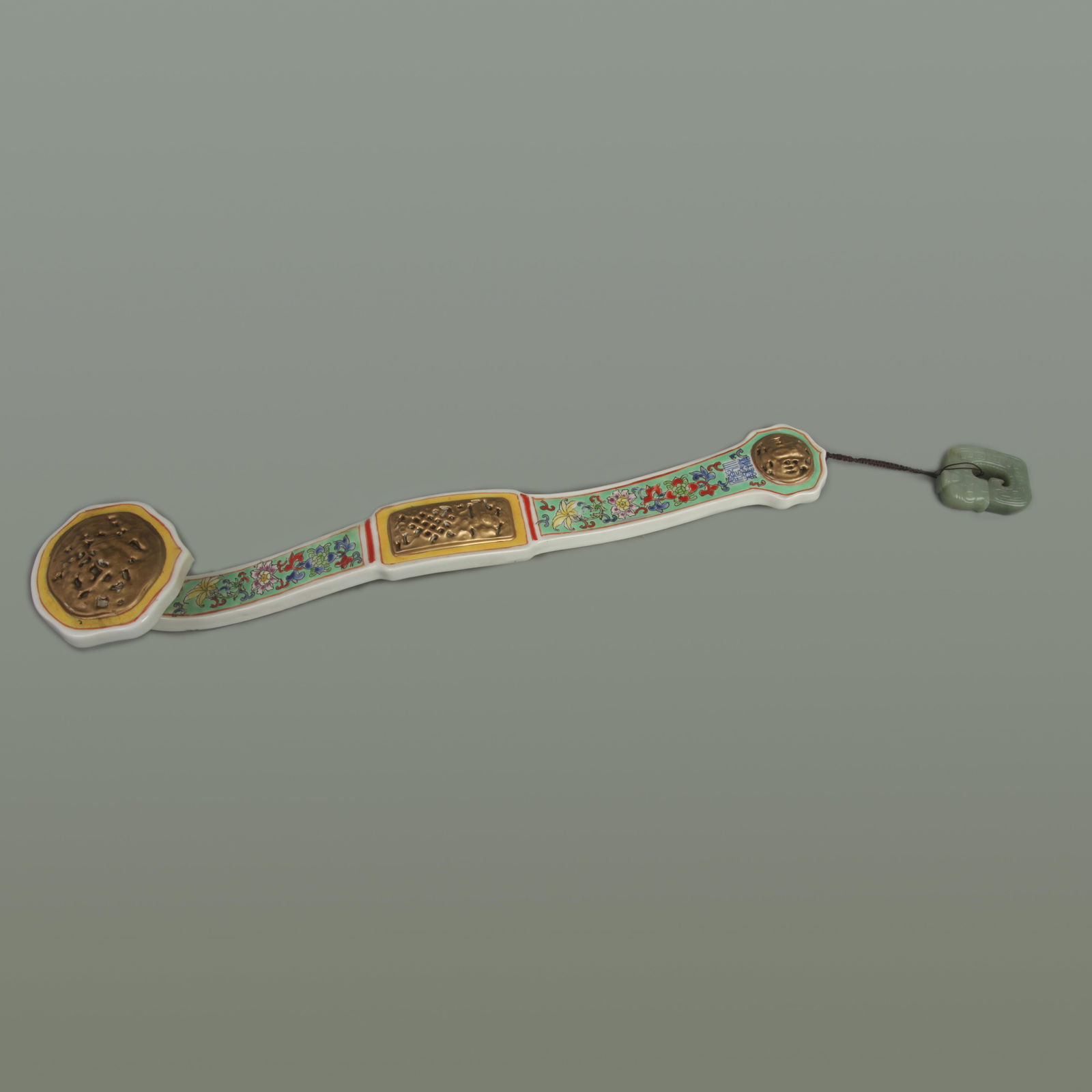 RARE LARGE FAMILLE ROSE GREEN GROUND PORCELAIN RU YI: Qing Dynasty Qian Long Period; Long: 20.5 inch; Width: 4.5 inch;