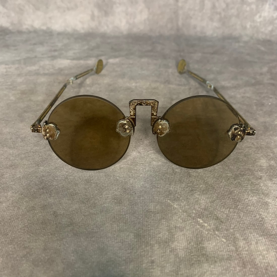 A FINE OLD CHINESE SUN GLASS: Republic Period; Long: 5.8 inch; High: 2.1 inch;