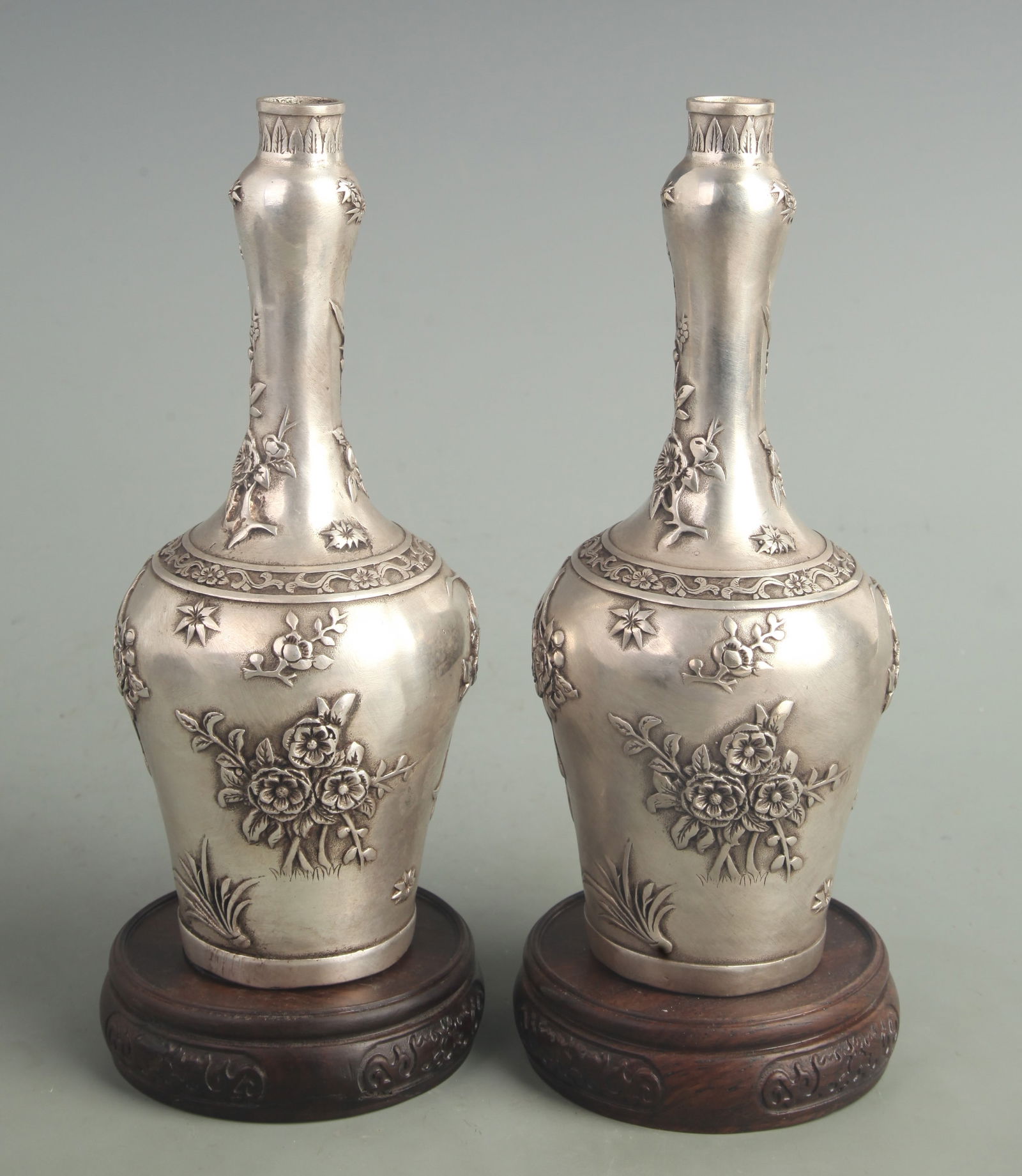 PAIR OF WHITE BRONZE GARLIC HEAD STYLE BOTTLE: Qing Dynasty Qianlong Period; High: 8.50 inch; Diameter: 2.20 inch;