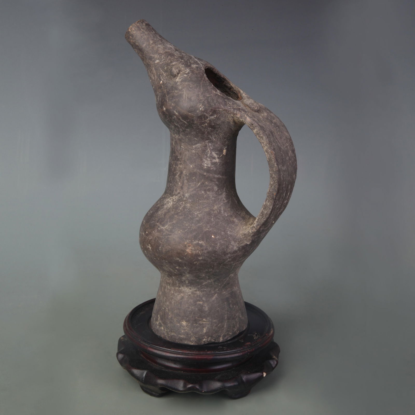A FINE GRAY POTTERY EWER: New Stone Age style; Width: 5.3 inch; High: 9.0 inch;