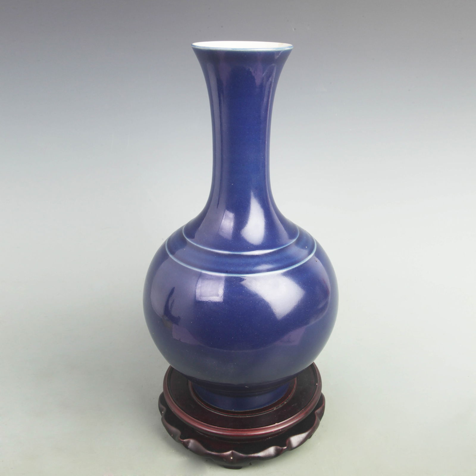 A FINE CERULEAN BLUE GLAZED DECORATIVE PORCELAIN VASE (1 of 5)
