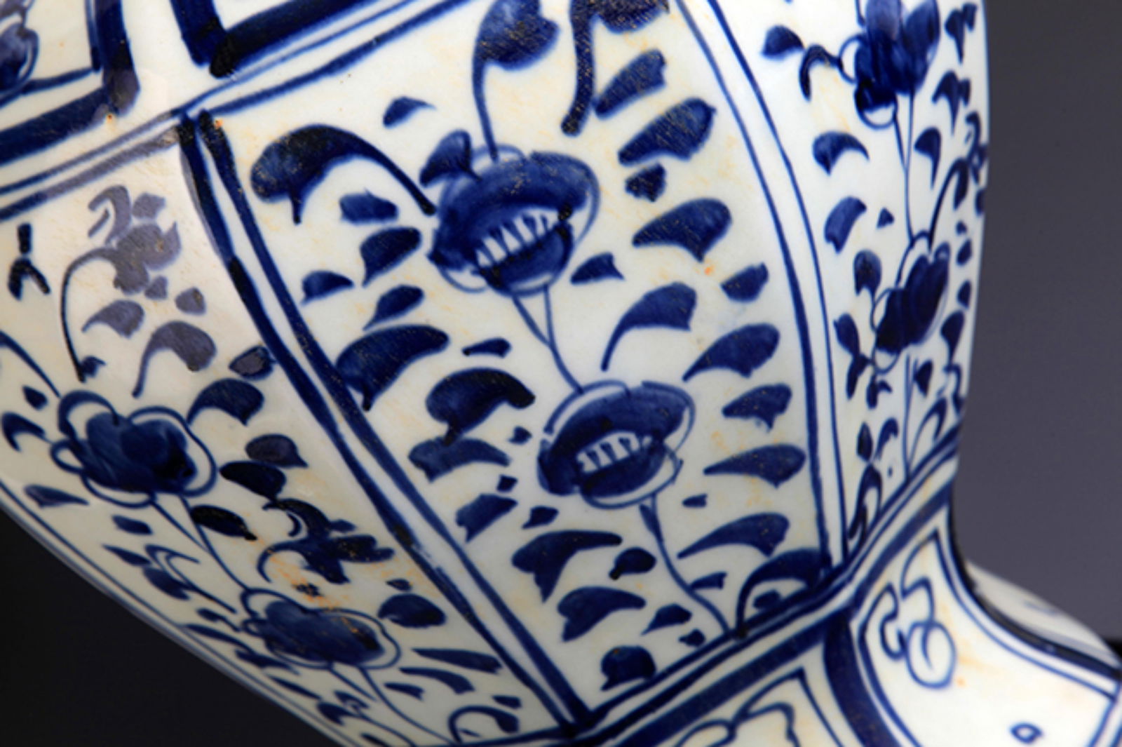 A FINE BLUE AND WHITE FLOWER PATTERN VASE - 6