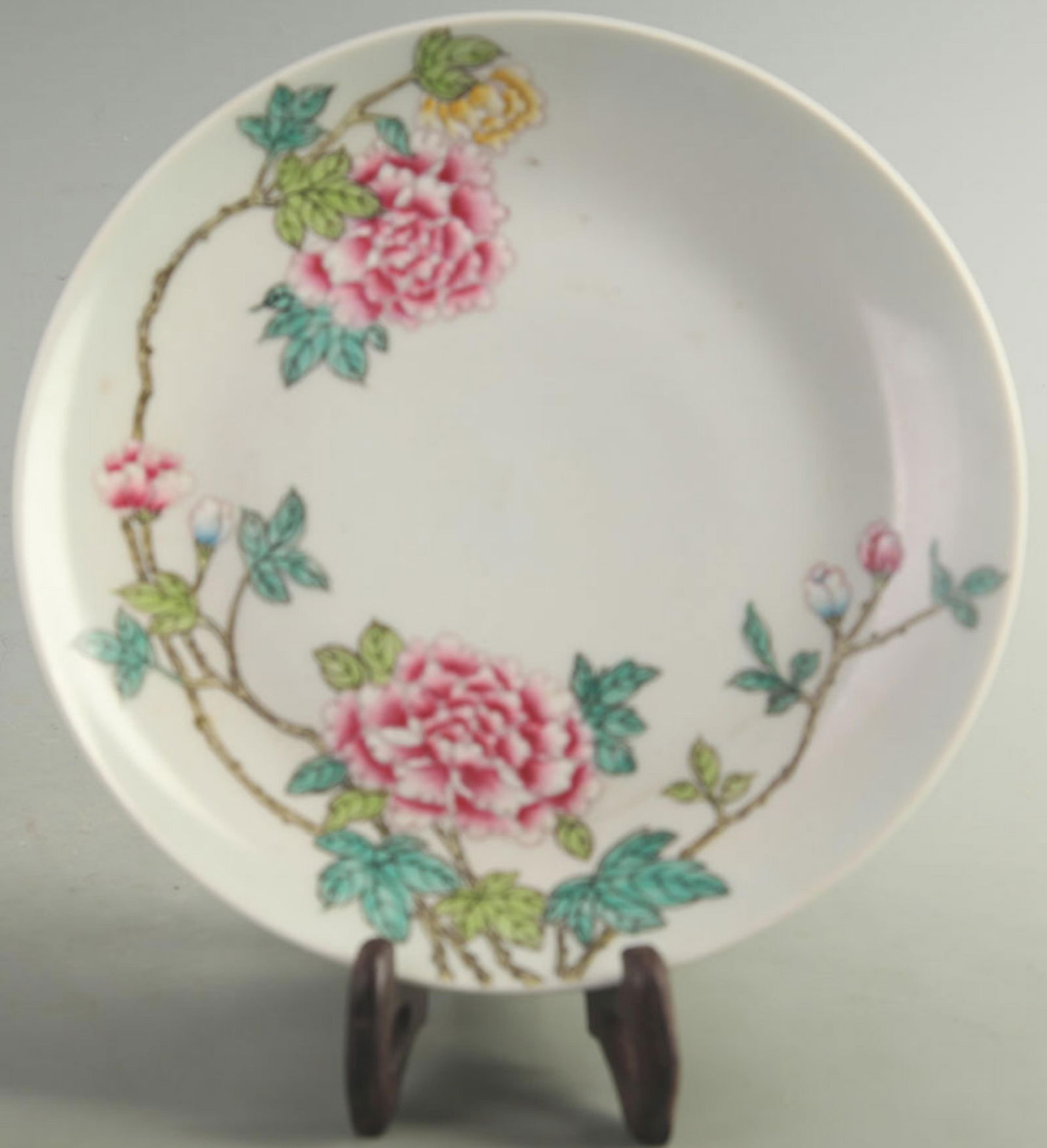 FAMILLE-ROSE ENAMEL COLOR GROUND PEONY PATTERN PORCELAIN PLATE: Qing Dynasty Yong Zheng Period; Diameter: 8.00 inch;